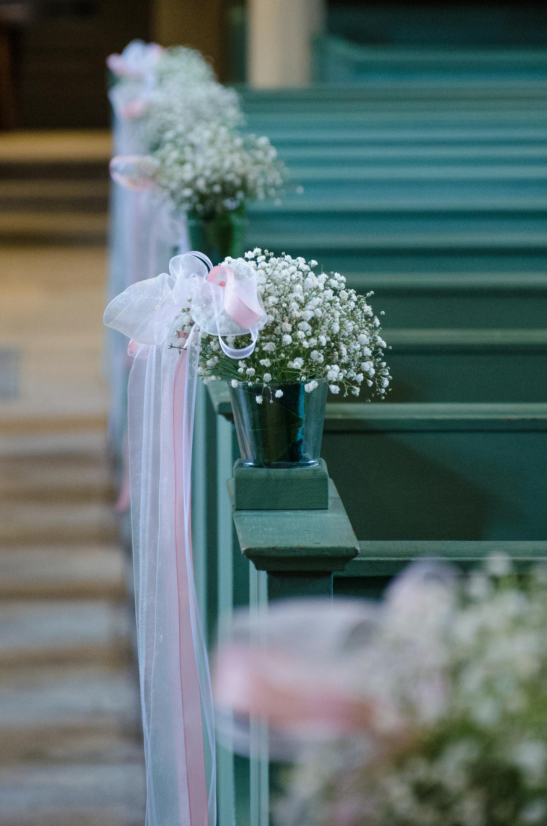Kirchenbänke mit Blumen | Quelle: Pexels