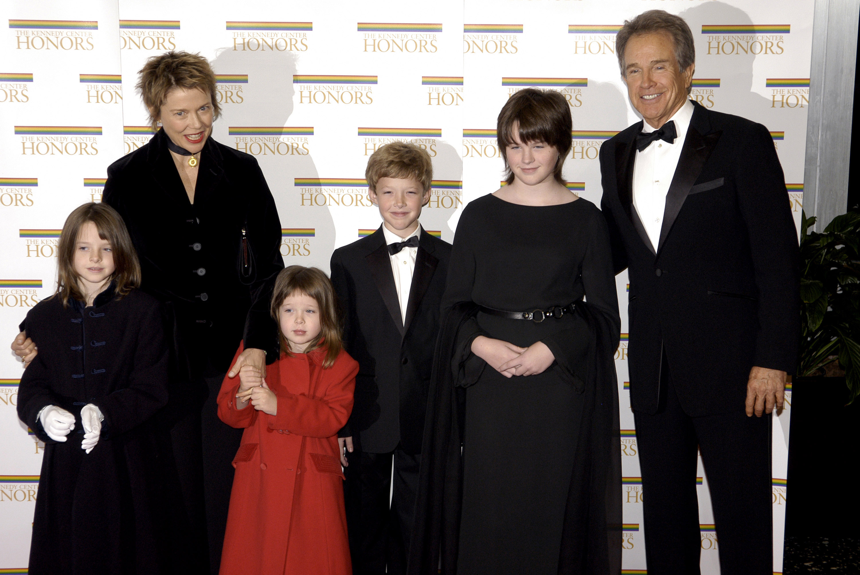 Warren Beatty beim Kennedy Center Honors Weekend mit seiner Frau Annette Bening und den Kindern Isabel, Ella Corinne, Benjamin und Kathlyn am 4. Dezember 2004 | Quelle: Getty Images