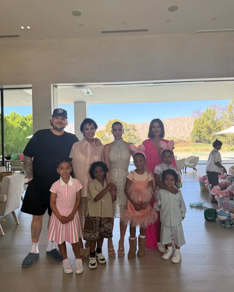 Rob Kardashian posiert zusammen mit Kris Jenner, Kim Kardashian, Khloé Kardashian und den Kindern der Familie auf einem seltenen Familienfoto, das im Juni 2026 geteilt wurde. Das Treffen bot den Fans einen Einblick in Robs privates Familienleben, darunter auch Momente mit seiner Tochter Dream und ihren Cousinen. | Quelle: Instagram/kimkardashian.