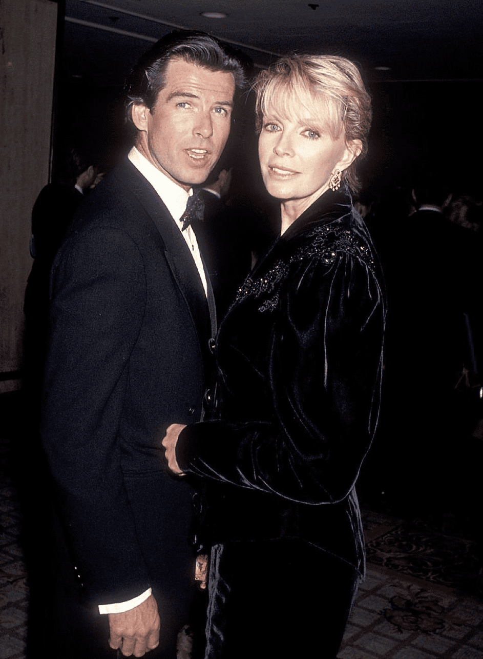 Pierce Brosnan und Cassandra Harris bei der California Fashion Industry Friends of AIDS Project Los Angeles 5. Jährlichen Modeshow & Dinner in Ehren von Gianni Versace im Februar 1991. | Quelle: Getty Images