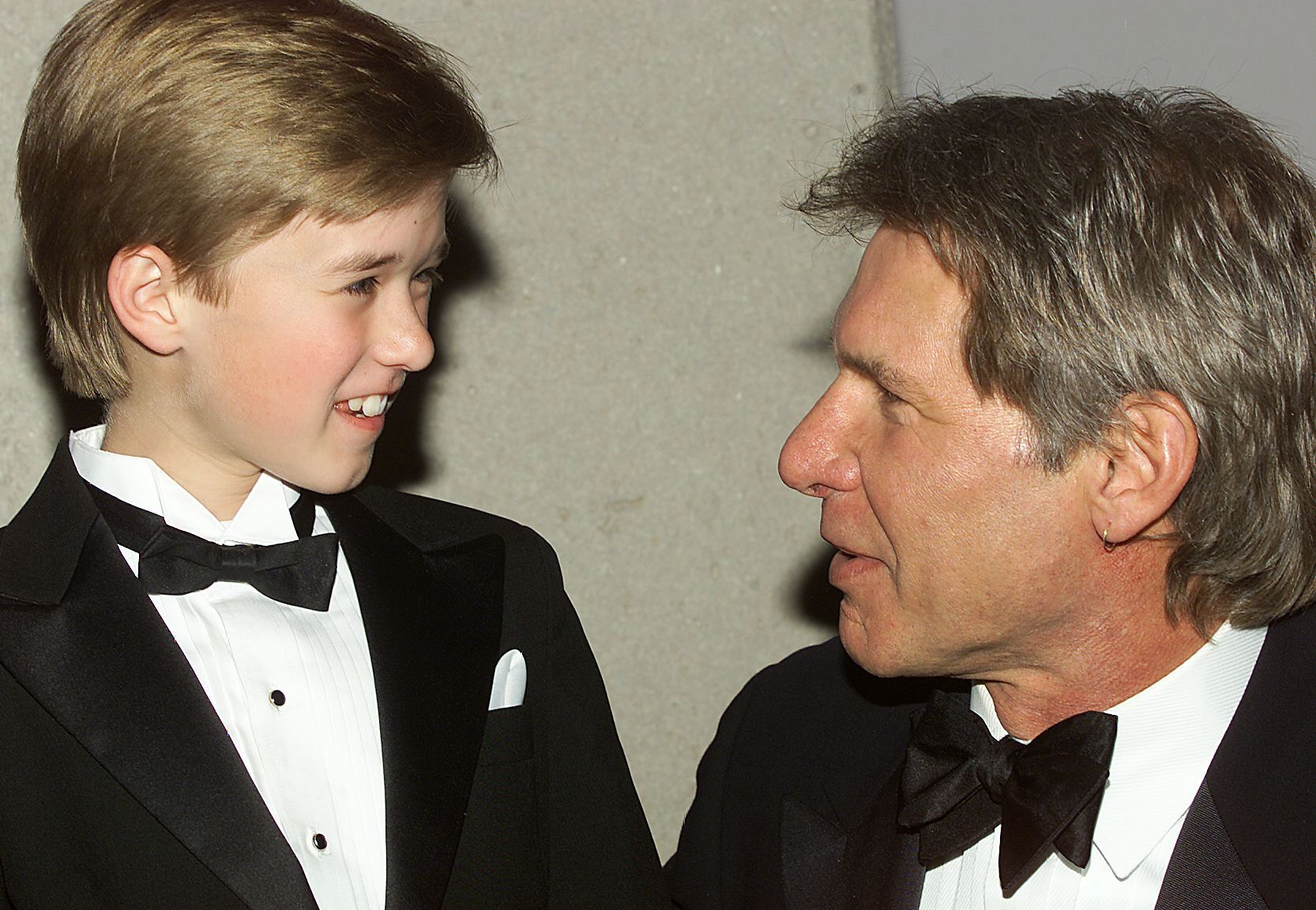 Hayley Joel Osment und Harrison Ford hinter der Bühne bei den 26. People's Choice Awards am 9. Januar 2000 in Pasadena, Kalifornien. | Quelle: Getty Images