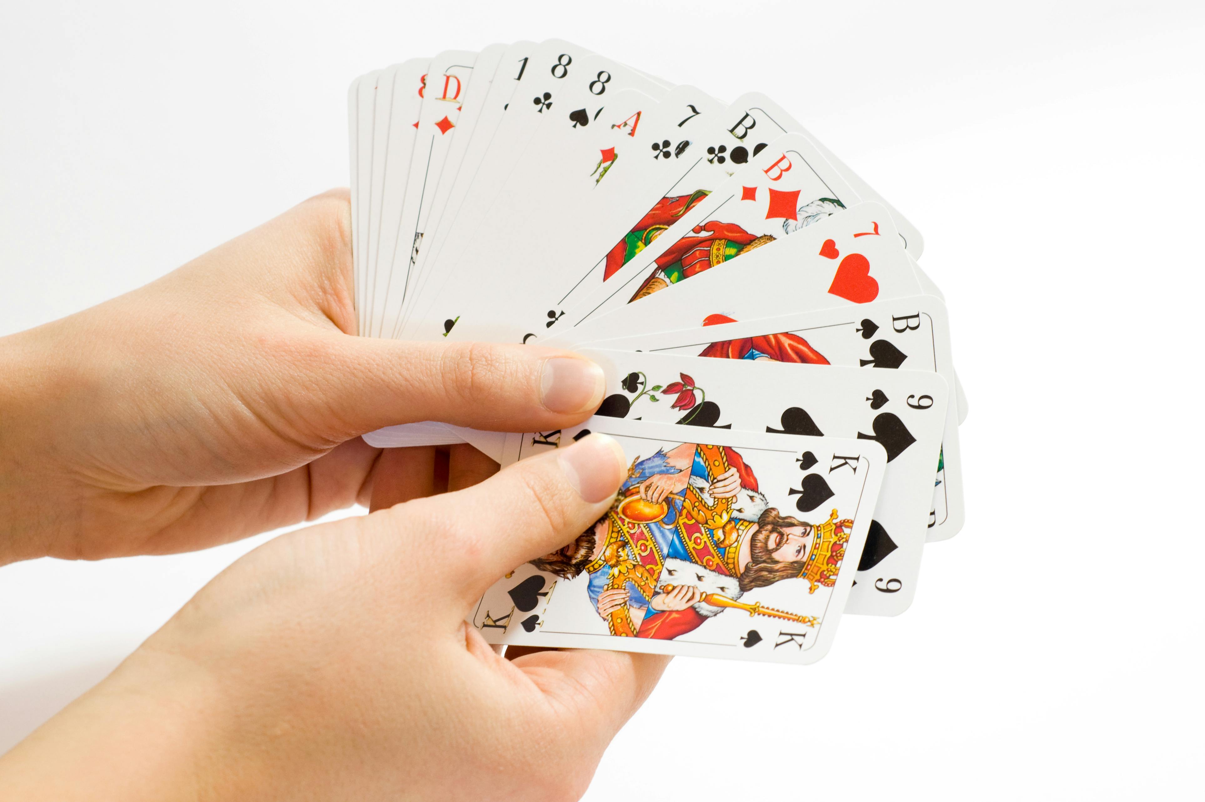 Eine Person mit Spielkarten | Quelle: Pexels