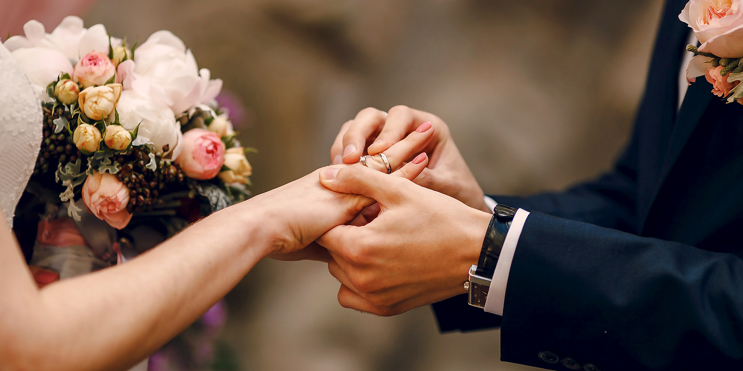 Ein Mann steckt seiner Braut einen Ring an den Finger | Quelle: Shutterstock