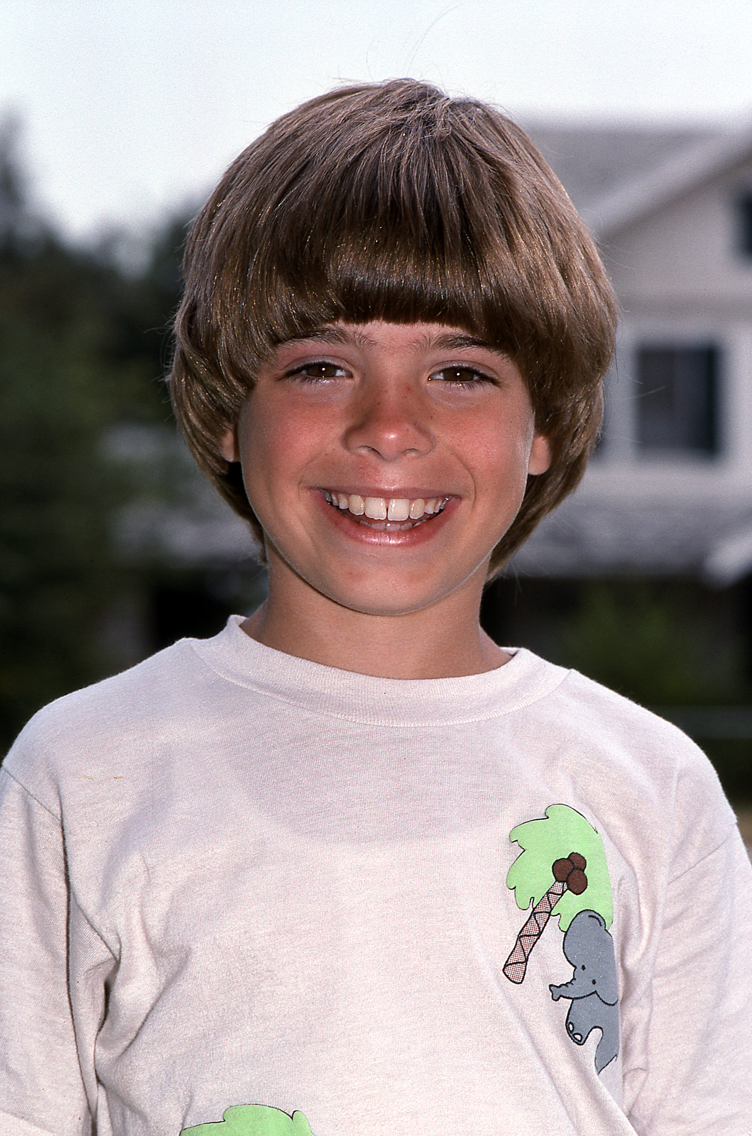 Der mittlere Bruder auf einem Werbefoto für den Film "David", am 1. Januar 1988 | Quelle: Getty Images