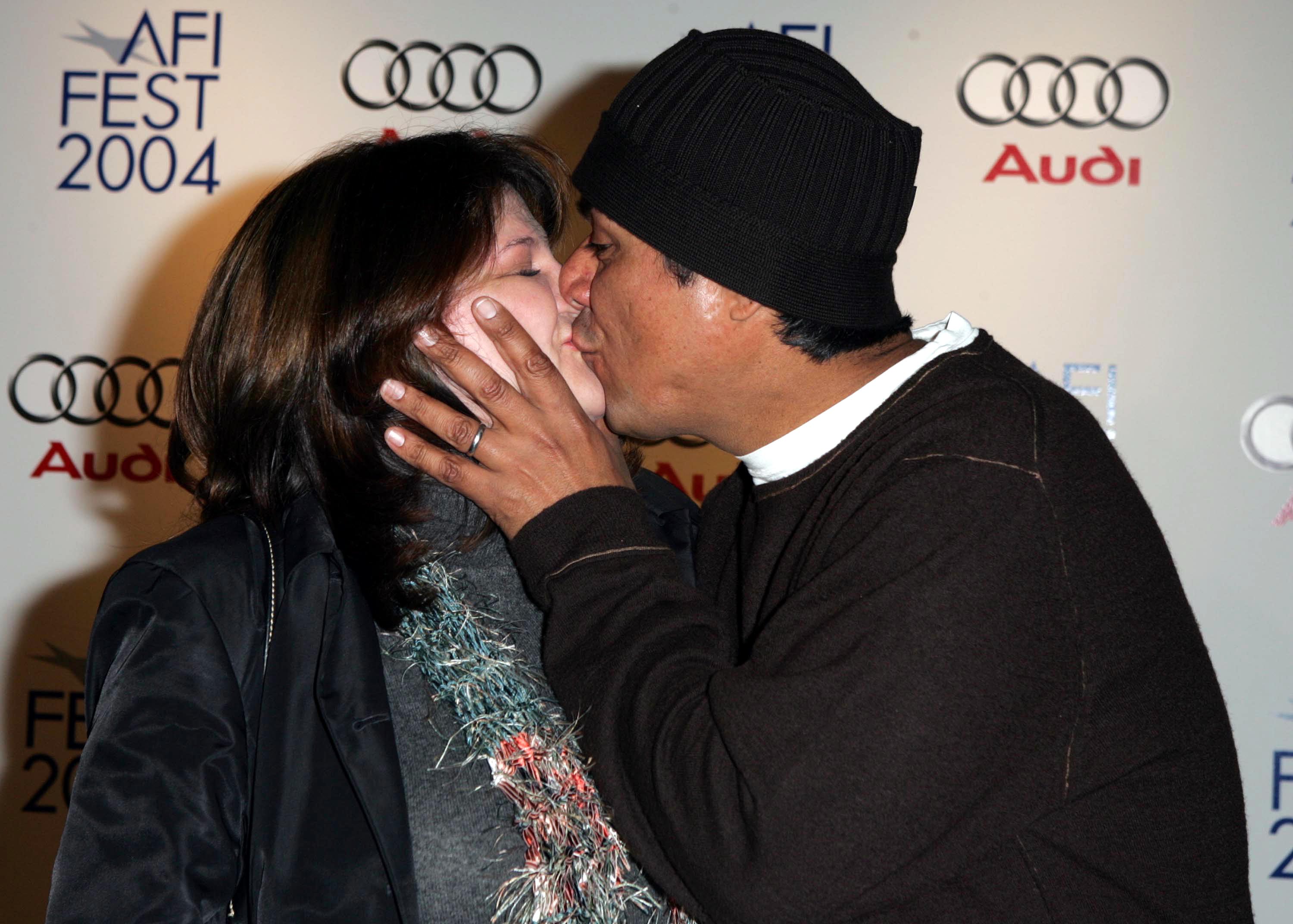 Das Duo küsst sich bei der AFI Film Festival Vorführung von "Innocent Voices" am 6. November 2004 in Hollywood, Los Angeles. | Quelle: Getty Images