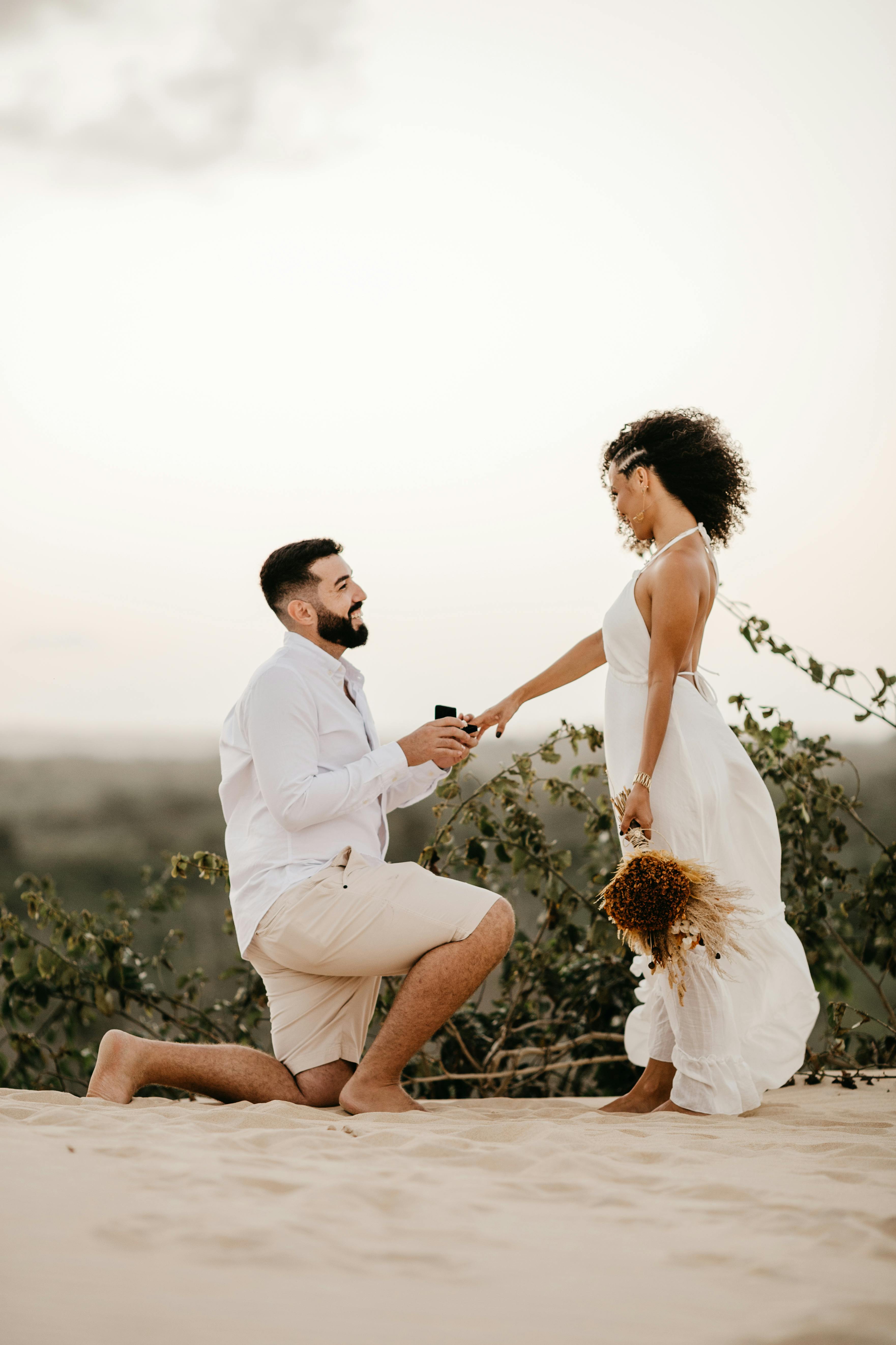 Ein Mann macht seiner Freundin am Strand einen Heiratsantrag | Quelle: Pexels