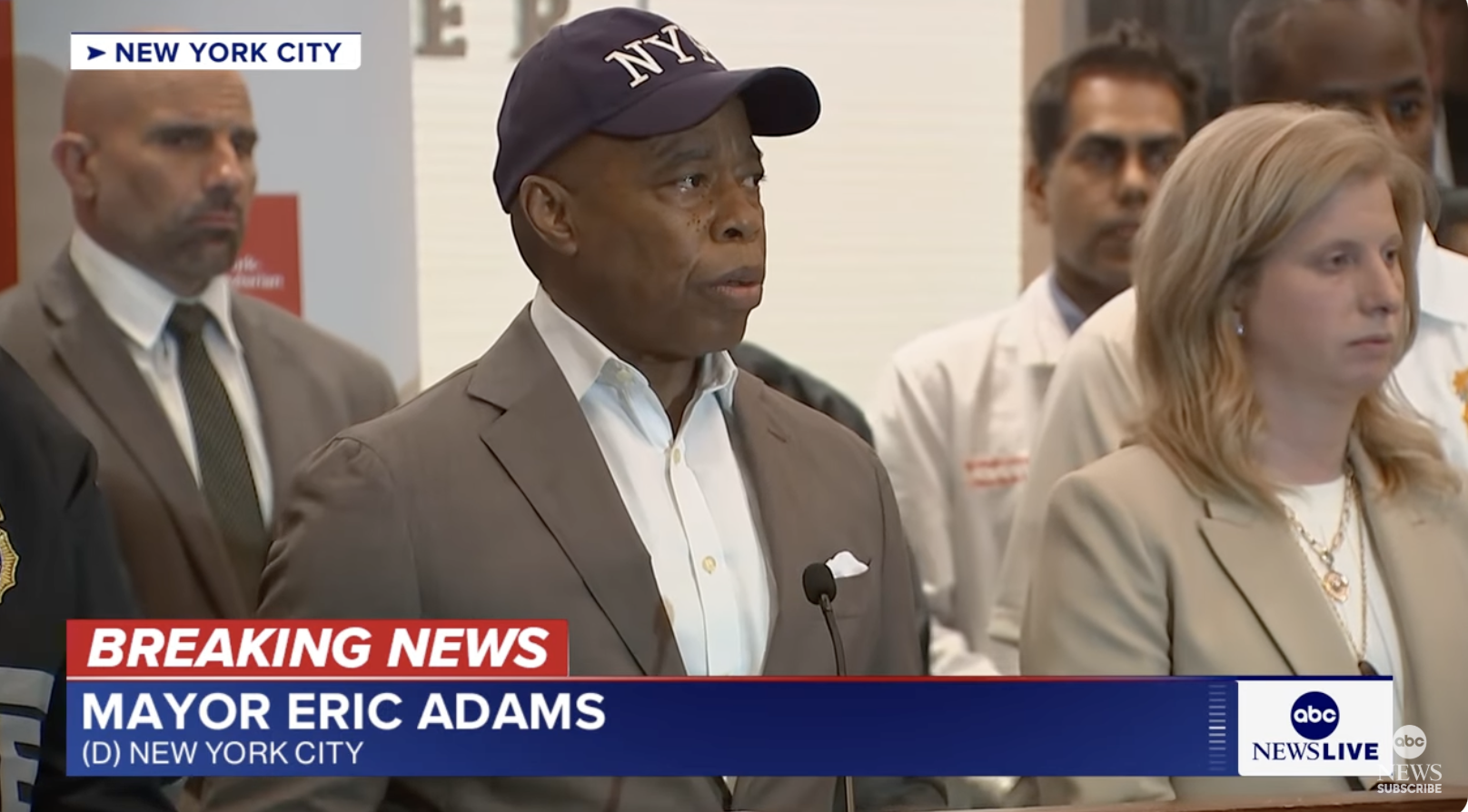 Bürgermeister Eric Adams sprach nach der Massenschießerei in Midtown Manhattan am 28. Juli 2025 vor einer Gruppe von Journalisten. | Quelle: YouTube/ABC News