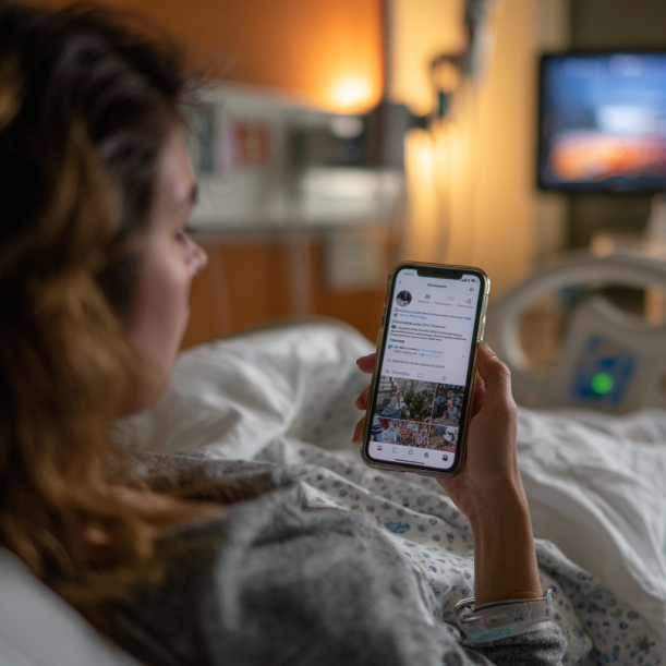 Eine Frau liest einen Facebook-Post | Quelle: Midjourney