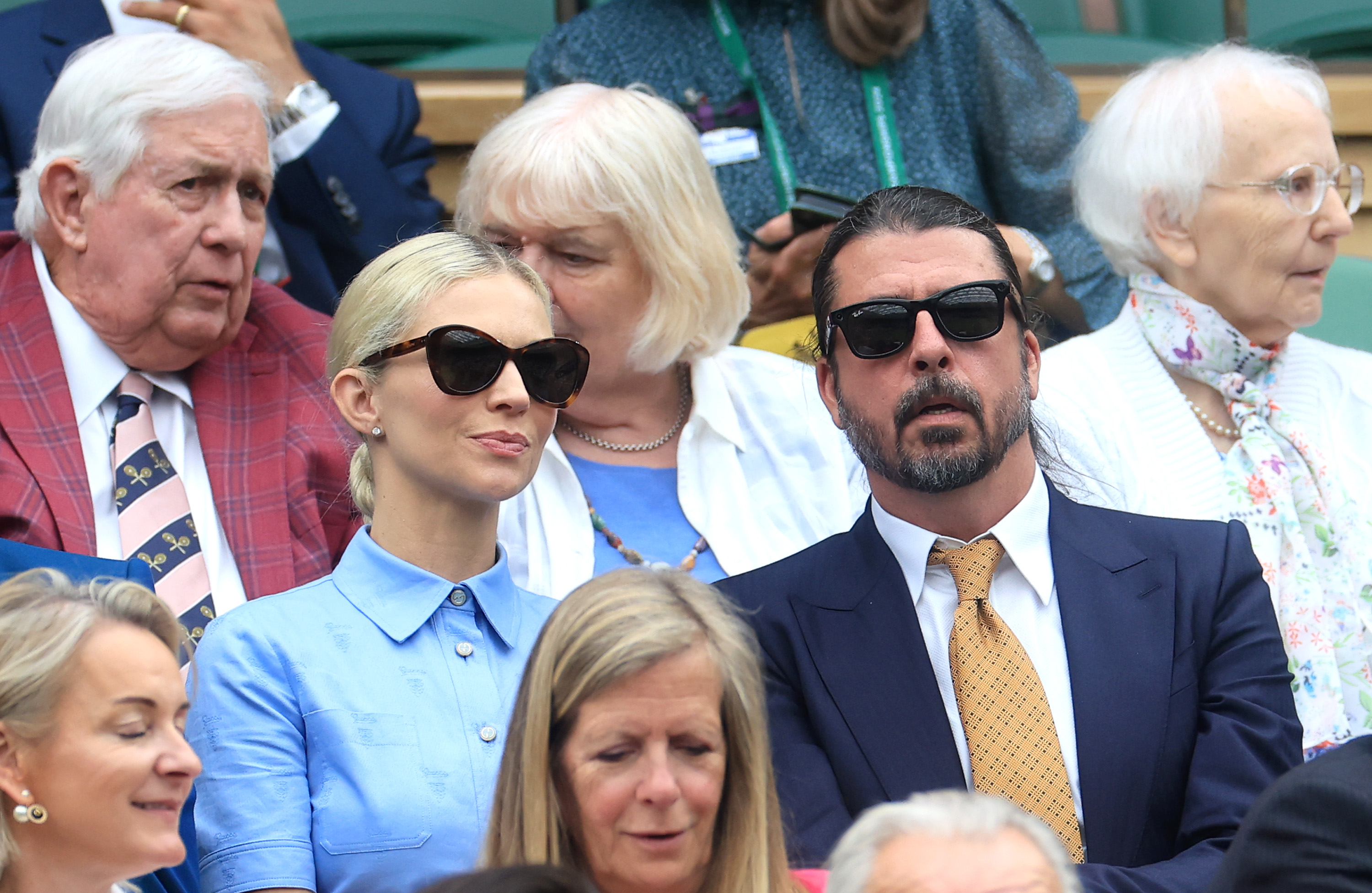 Dave Grohl und seine Frau Jordyn Grohl sind in der Royal Box während des zweiten Tages der Wimbledon 2024 All England Lawn Tennis and Croquet Club Championships am 02. Juli 2024 in London, England, zu sehen. | Quelle: Getty Images