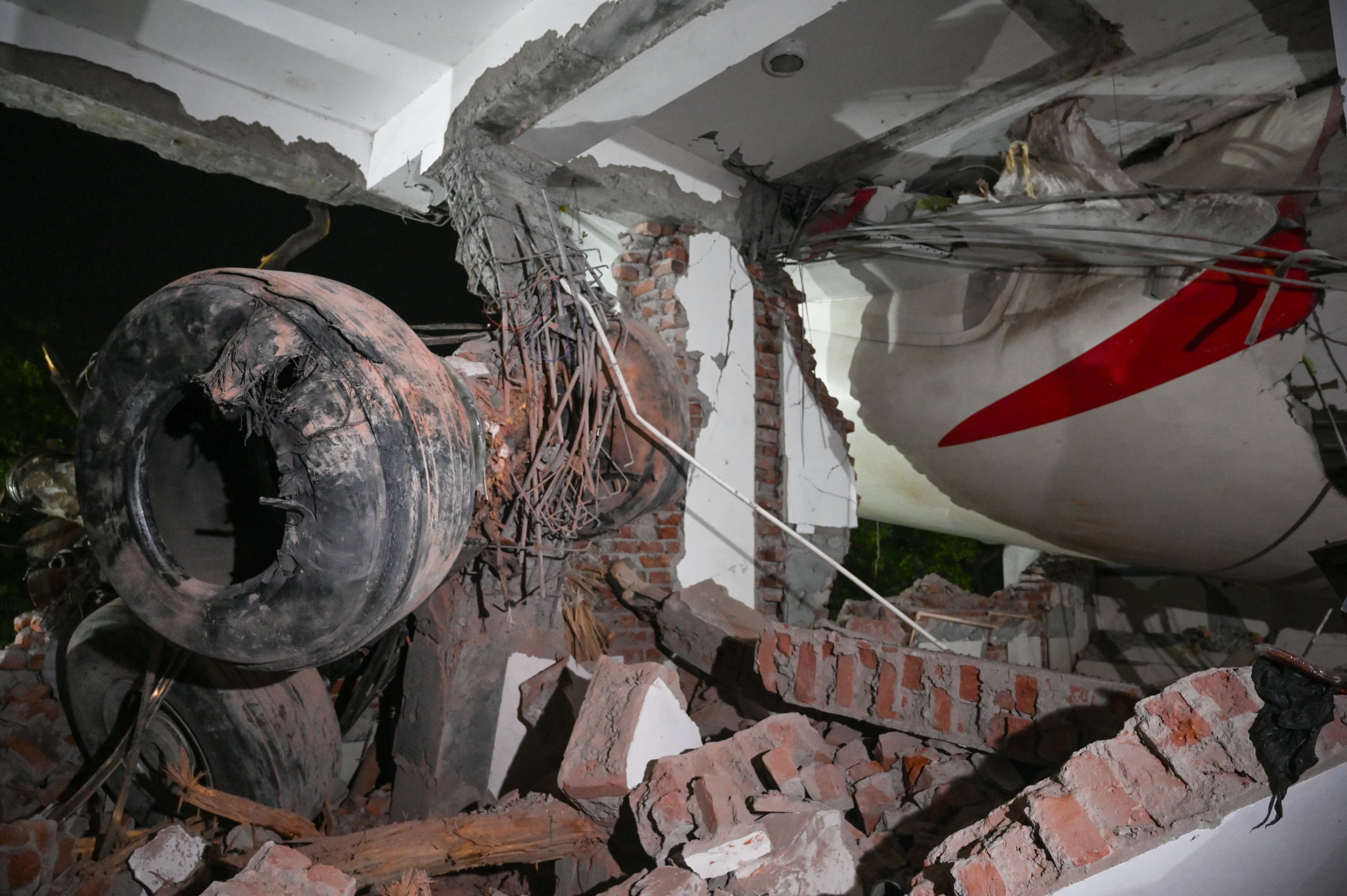 Wrackteile des Air India Fluges 171, die nach dem Absturz des Flugzeugs am 12. Juni 2025 in die Wände eines Ärztehauses in Ahmedabad eingelassen wurden | Quelle: Getty Images
