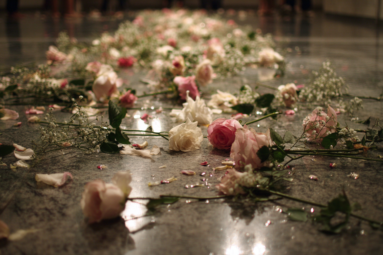 Blumen auf dem Boden verstreut | Quelle: Midjourney