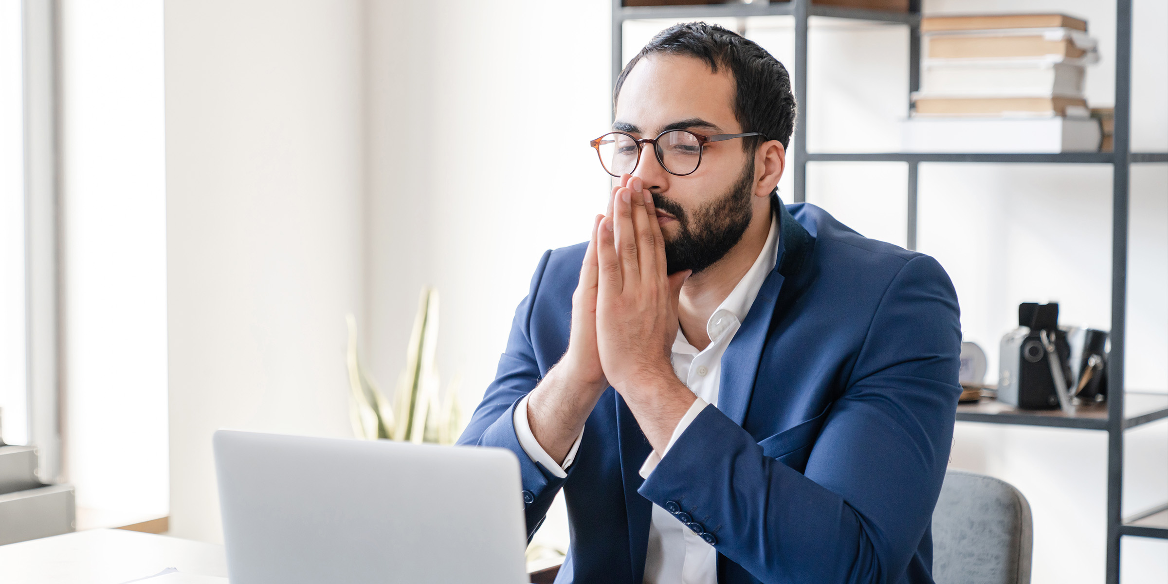 Ein Mann sitzt in seinem Büro | Quelle: Shutterstock