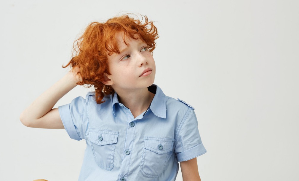 Ein verwirrter kleiner Junge | Quelle: Freepik