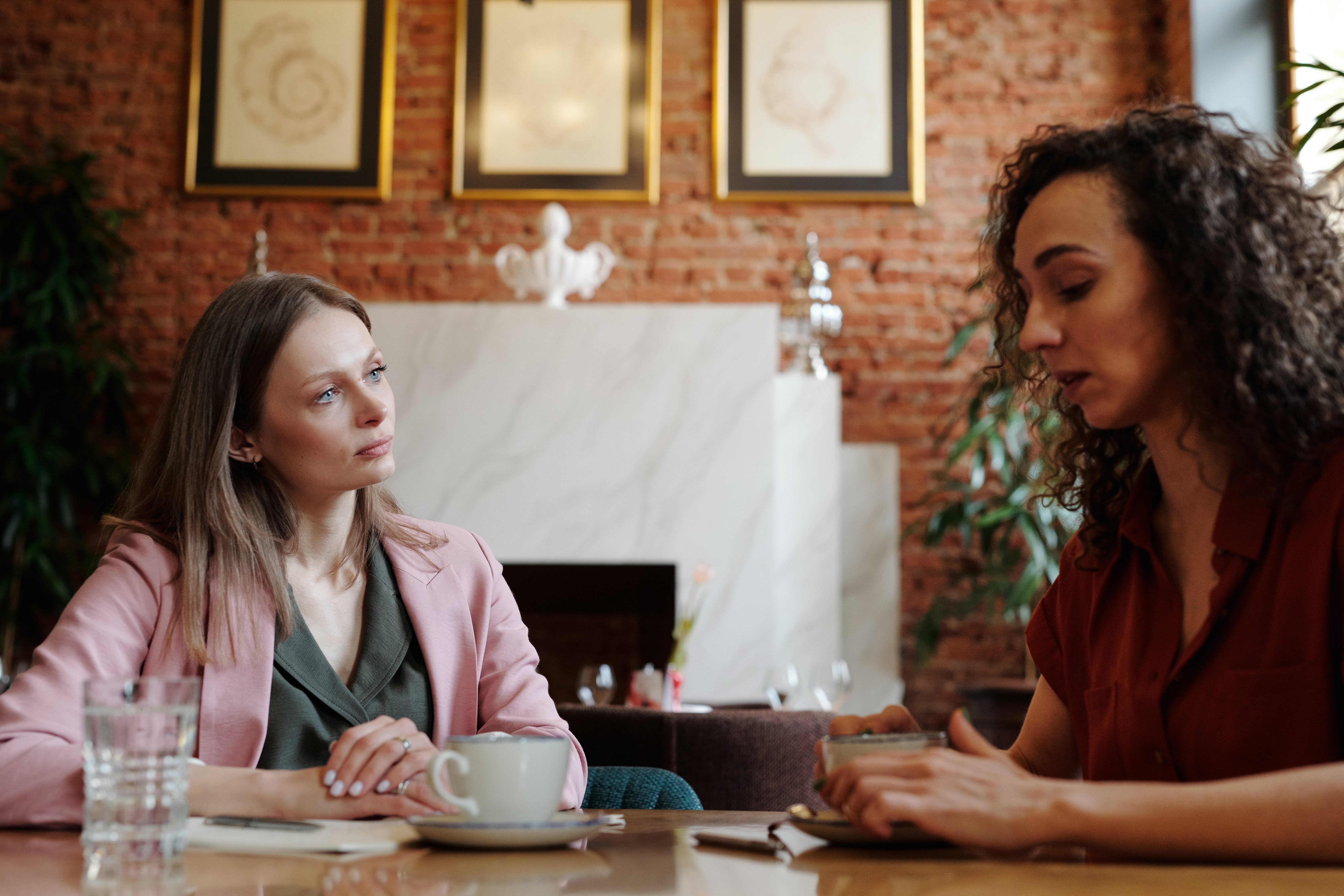 Zwei Frauen unterhalten sich in einem Café | Quelle: Pexels