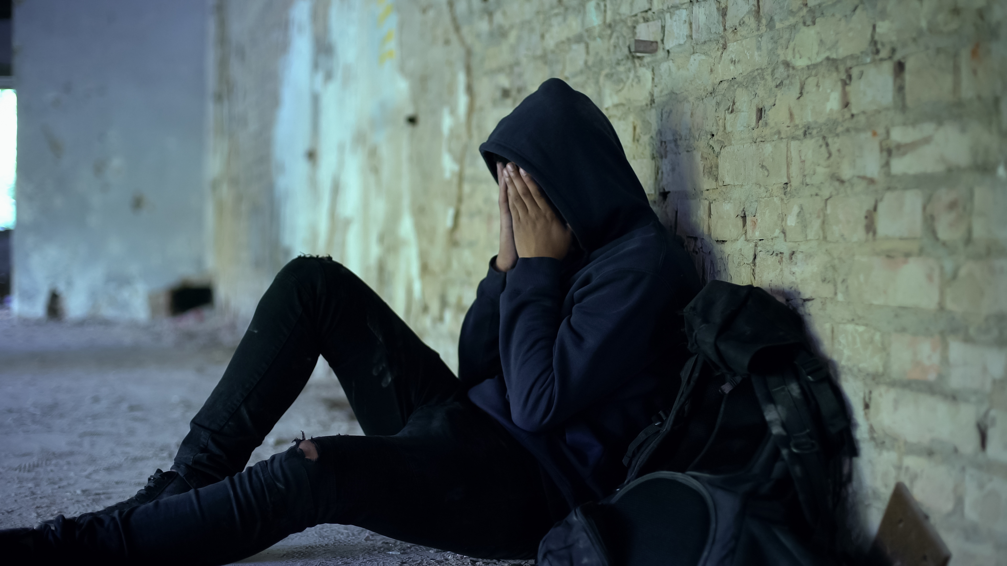 Ein unglücklicher Teenager weint an einem verlassenen Ort | Quelle: Shutterstock