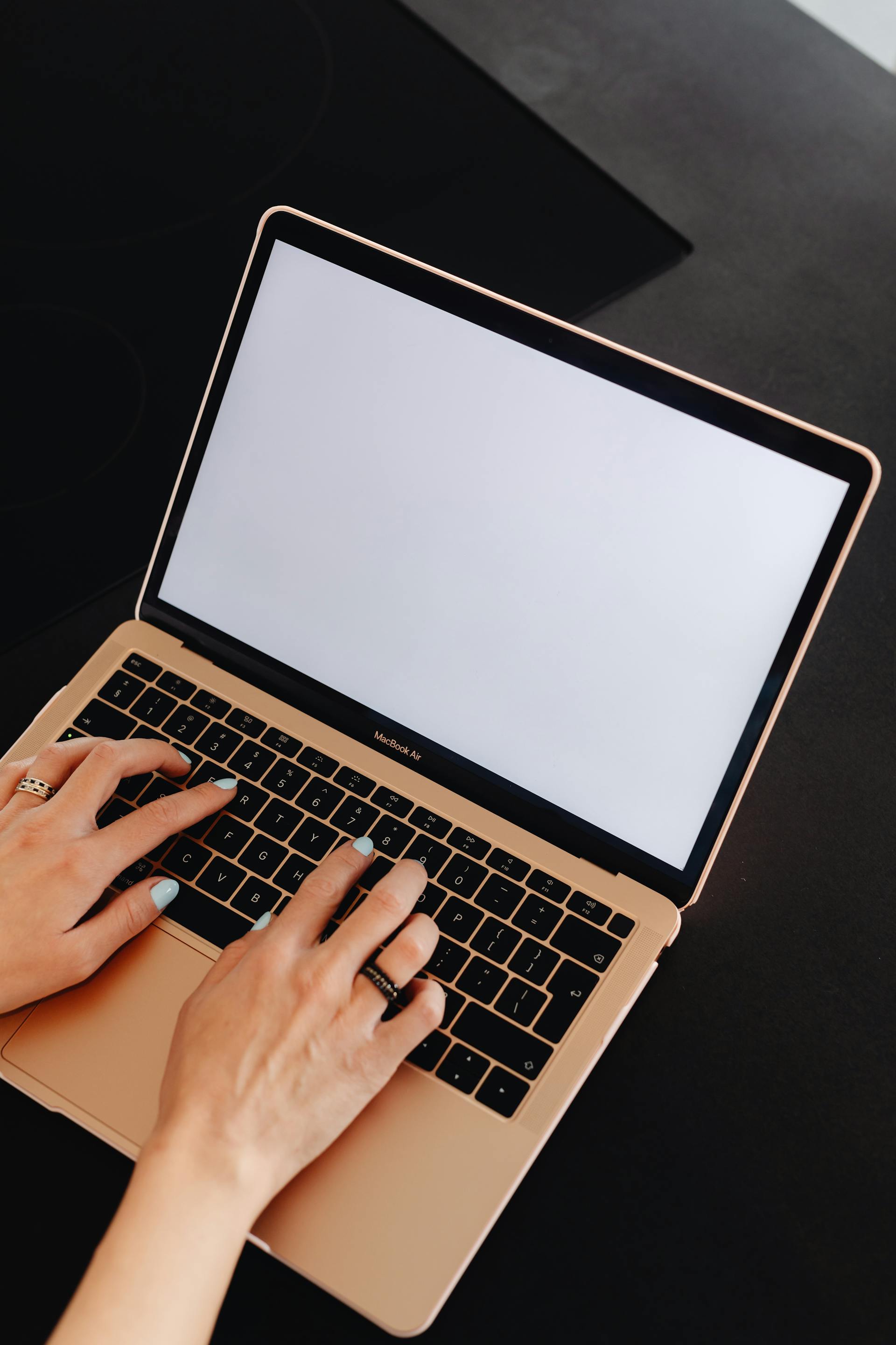 Eine Frau, die auf einem Laptop tippt | Quelle: Pexels