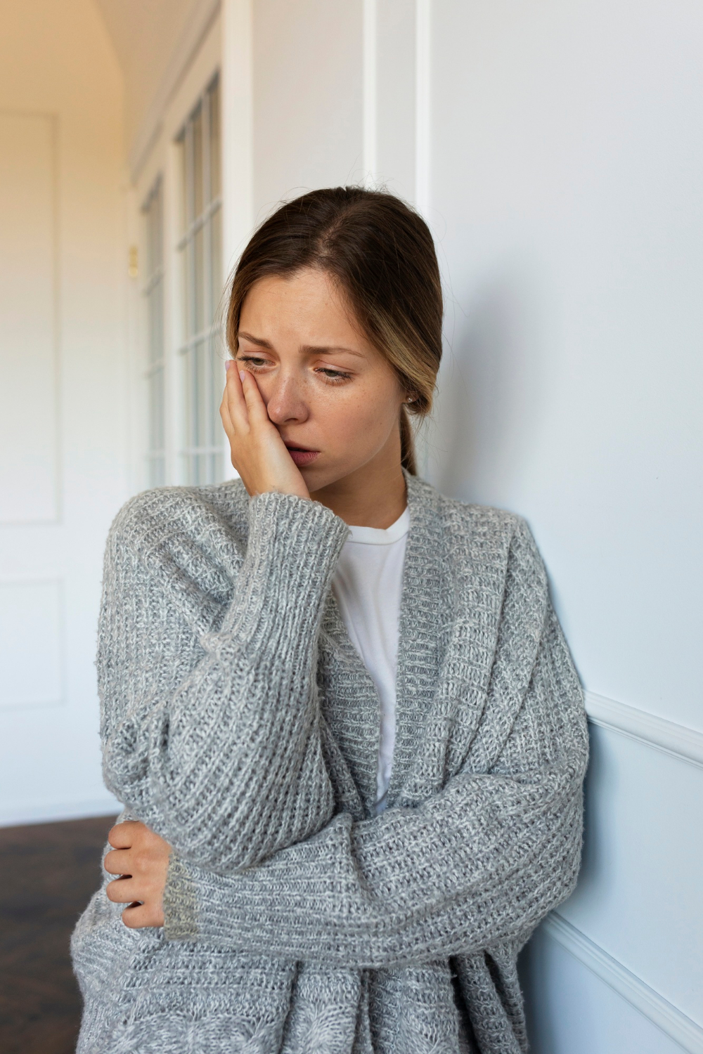Eine emotional überforderte Frau | Quelle: Freepik