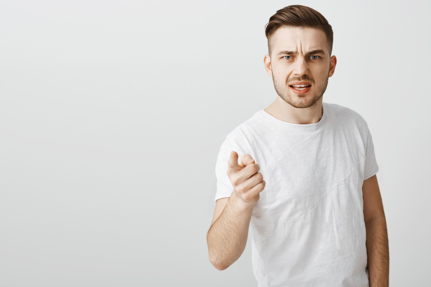 Ein wütender Mann | Quelle: Freepik