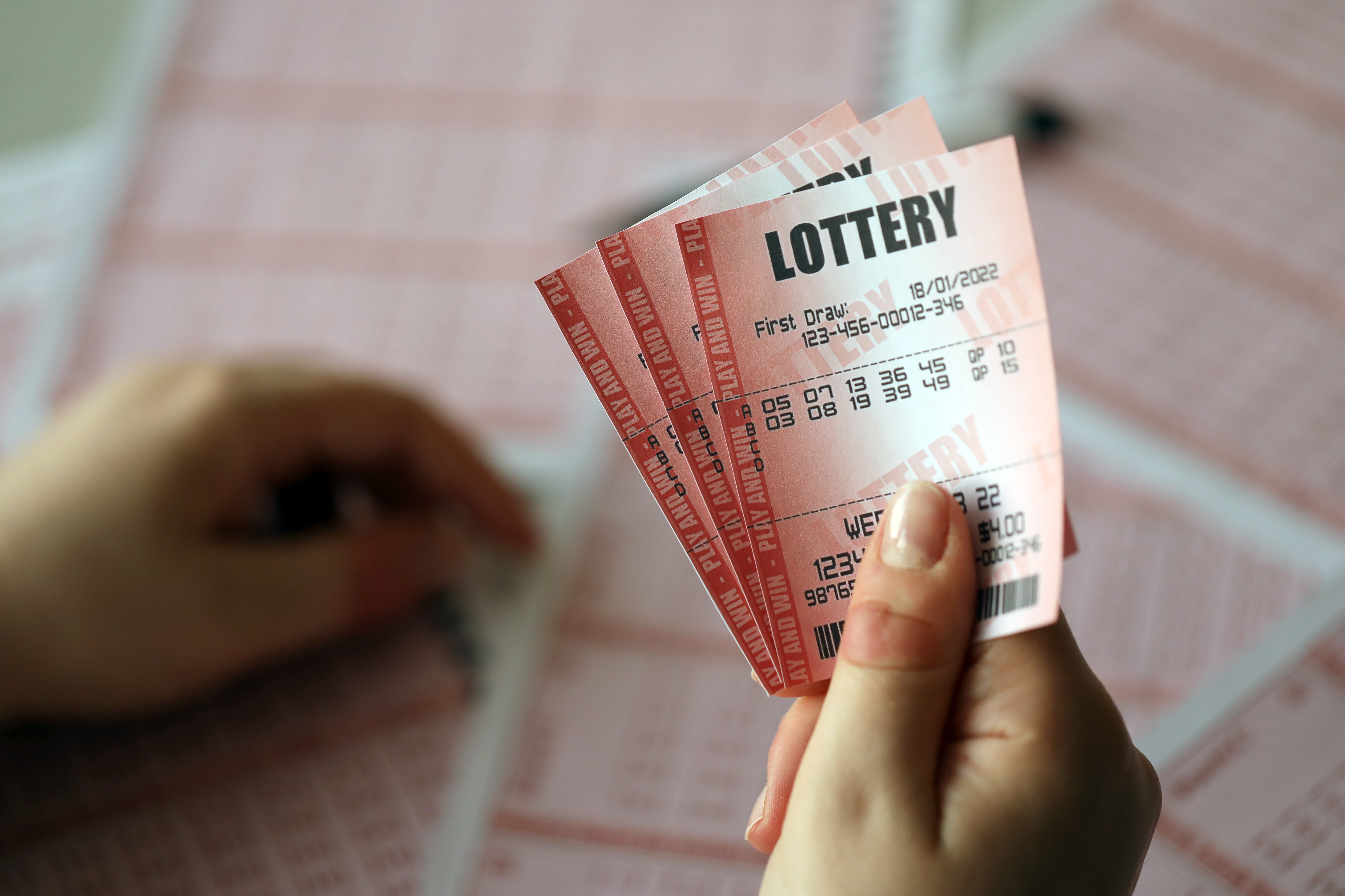 Eine Person mit Lottoscheinen | Quelle: Shutterstock
