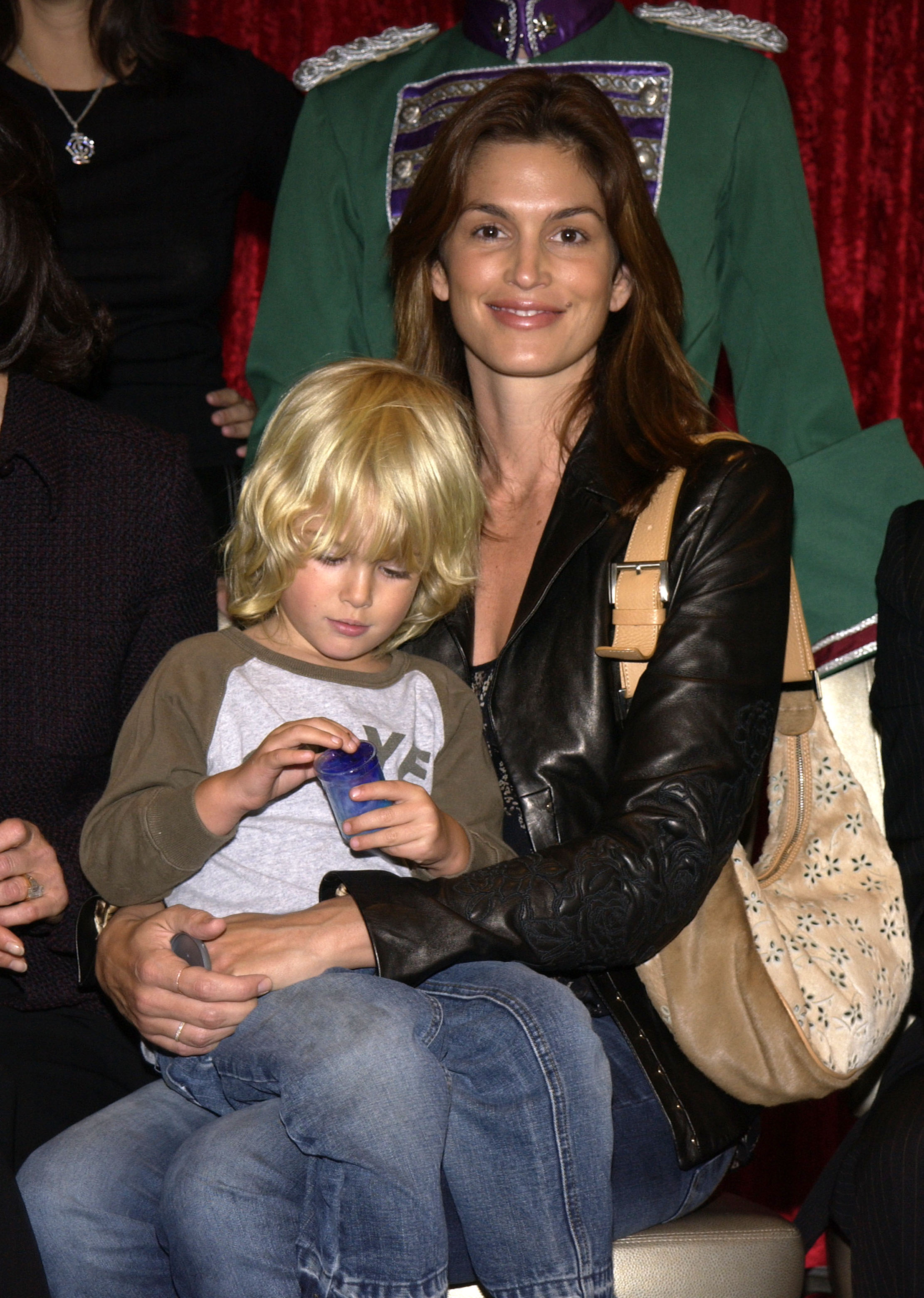 Ein Archivfoto vom Dezember 2002 zeigt einen noch viel jüngeren Presley Gerber auf dem Schoß seiner Mutter Cindy Crawford und gibt einen Einblick in ihre gemeinsamen frühen Jahre. Mutter und Sohn besuchten den „Nussknacker“-Familientag des American Ballet Theatre in Hollywood. | Quelle: Getty Images