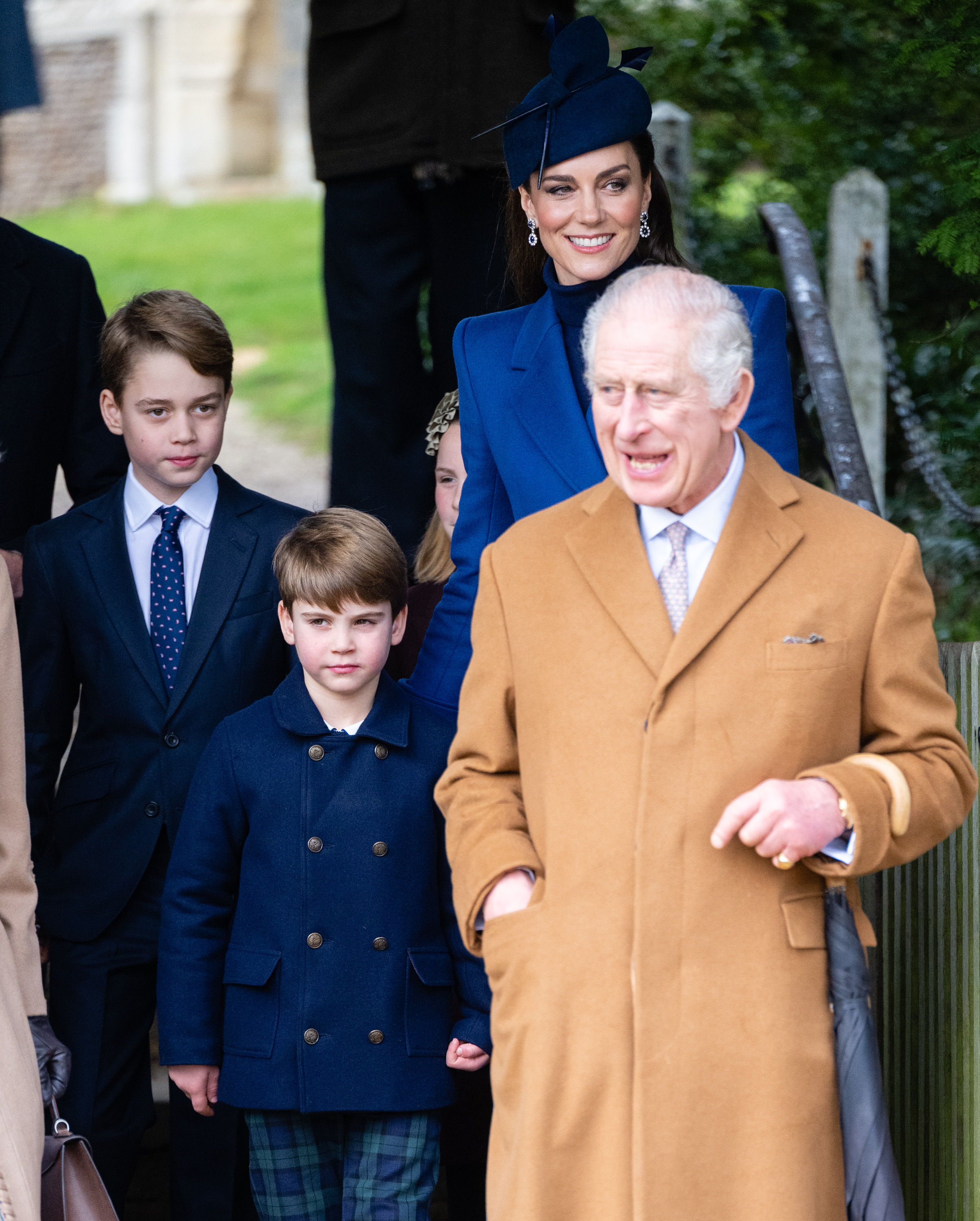 Prinz George, Prinzessin Catherine und König Charles III. beim Weihnachtsgottesdienst in der Sandringham Church am 25. Dezember 2023 in England. | Quelle: Getty Images