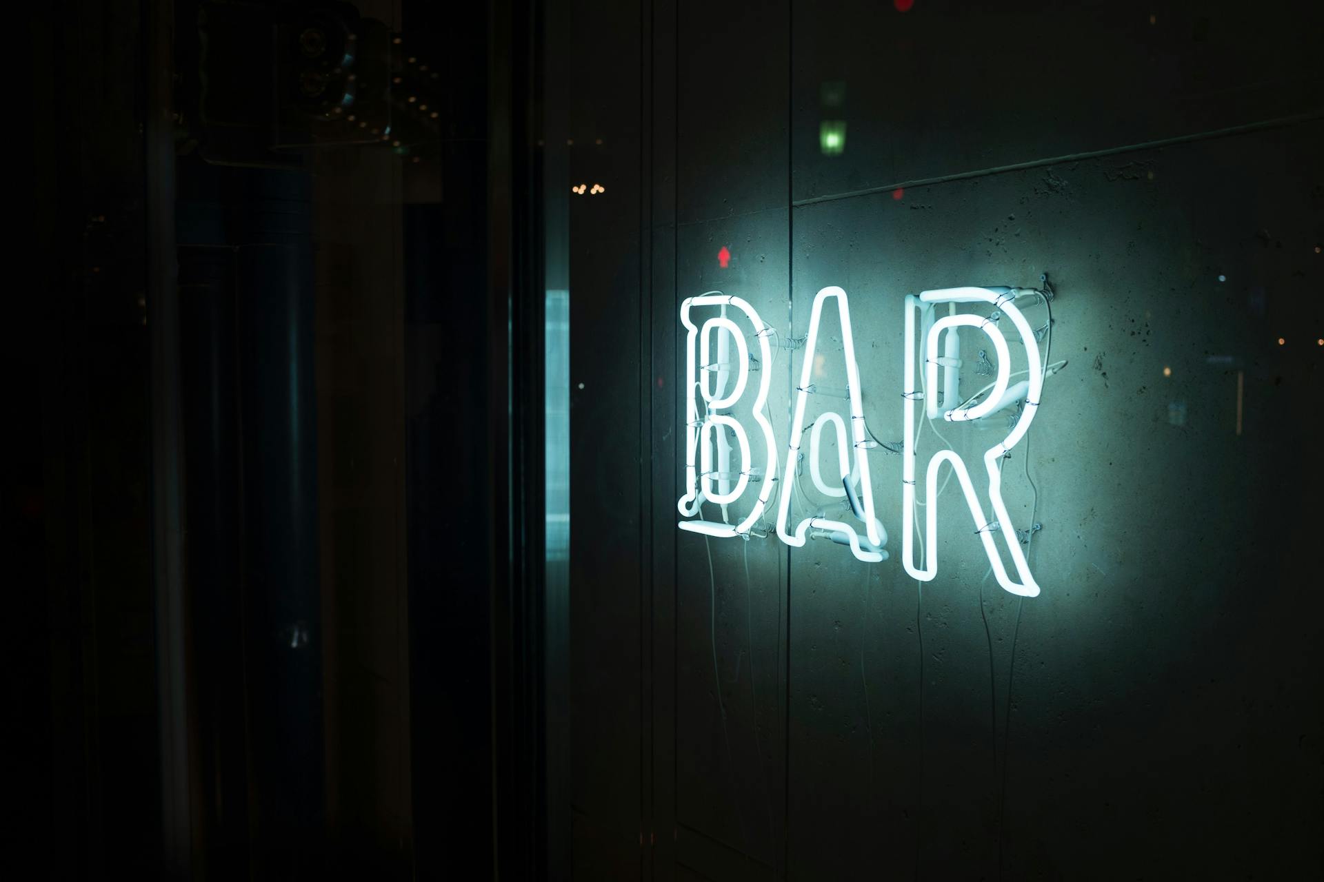 Ein Neonschild einer Bar | Quelle: Pexels