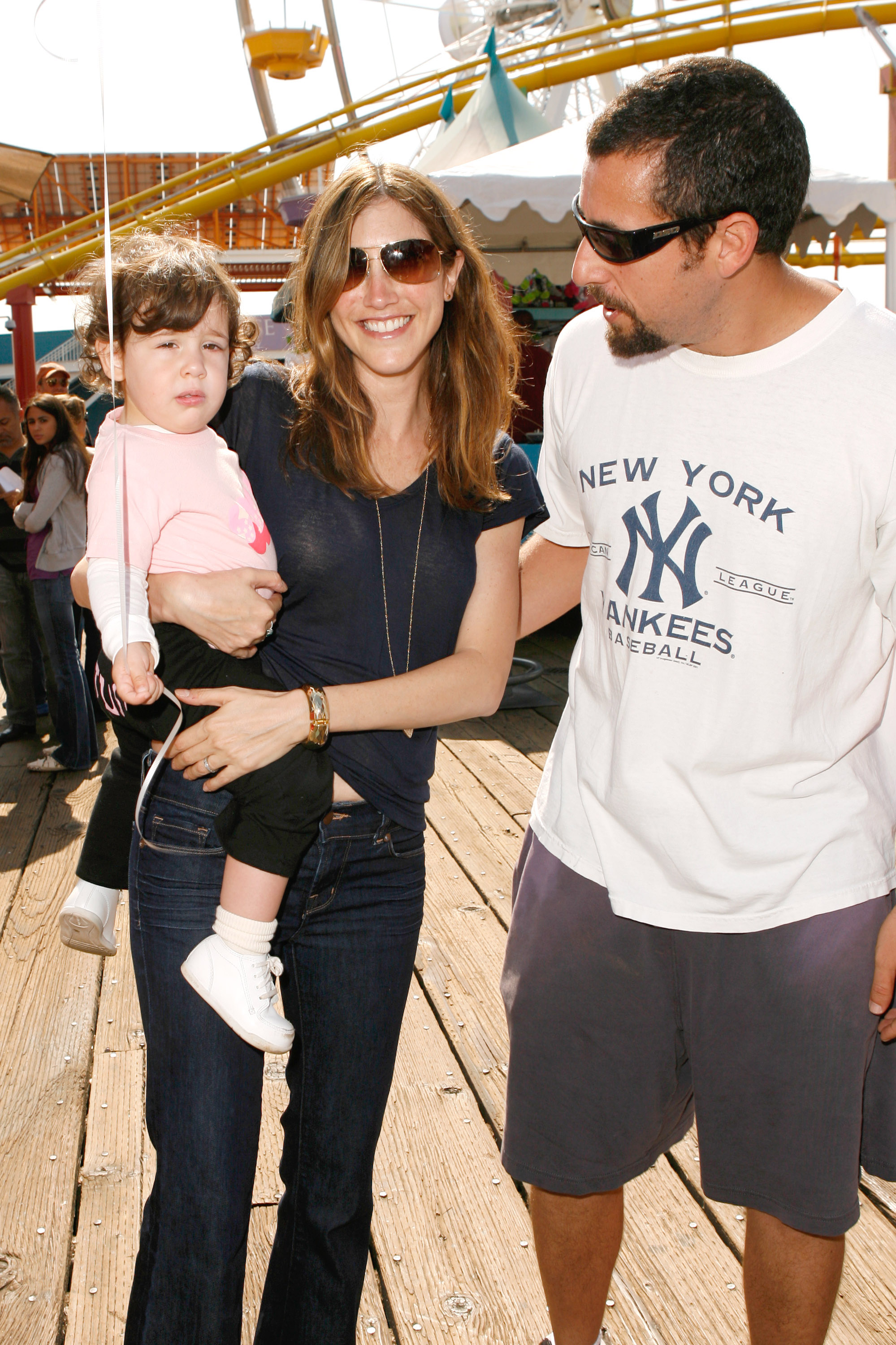 Adam, Jackie und Sadie Sandler bei der Kinerase Skincare "CelEBration on the Pier" Veranstaltung in Kalifornien am 29. September 2007. | Quelle: Getty Images