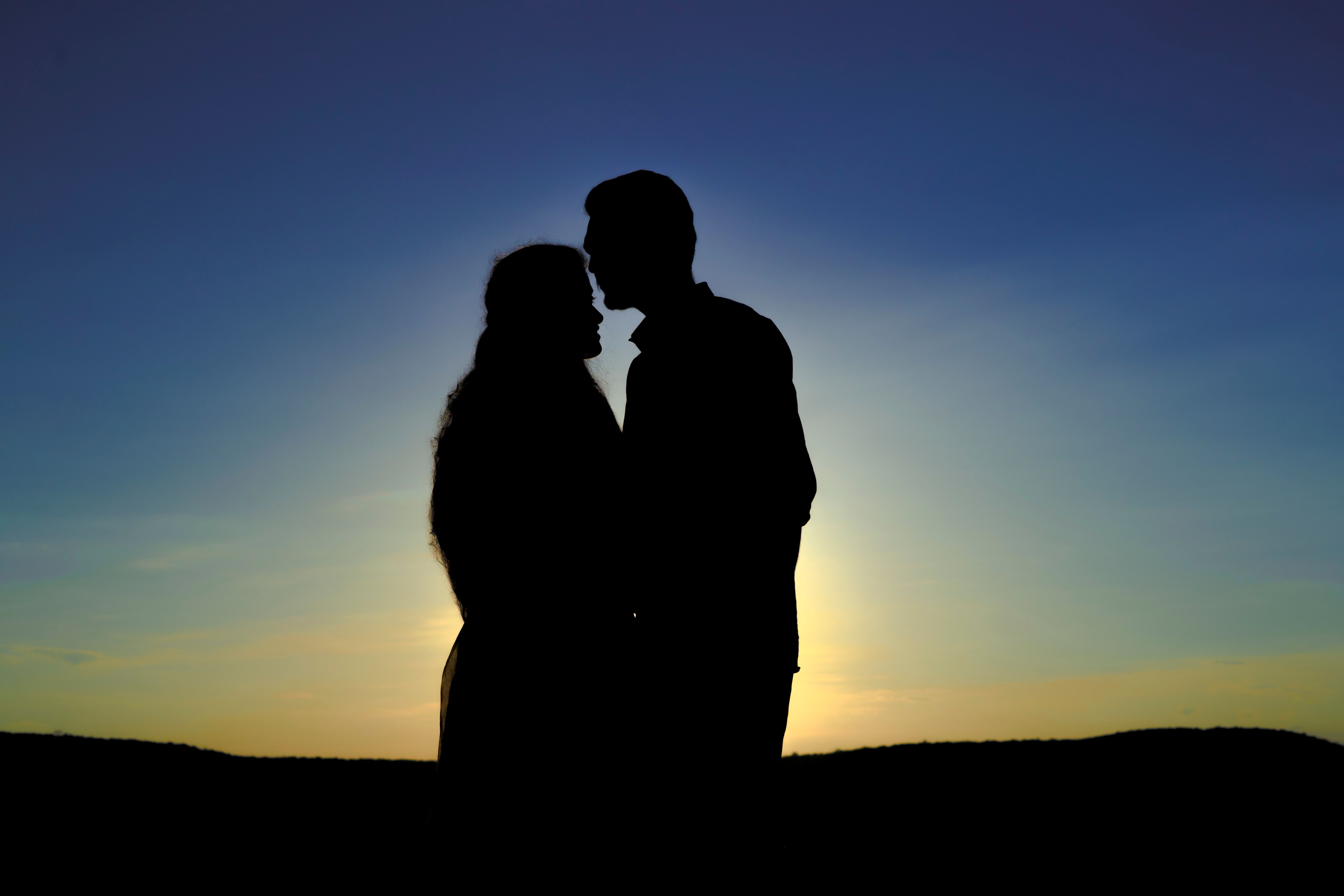 Silhouette eines Paares, das sich bei Sonnenaufgang umarmt | Quelle: Pexels