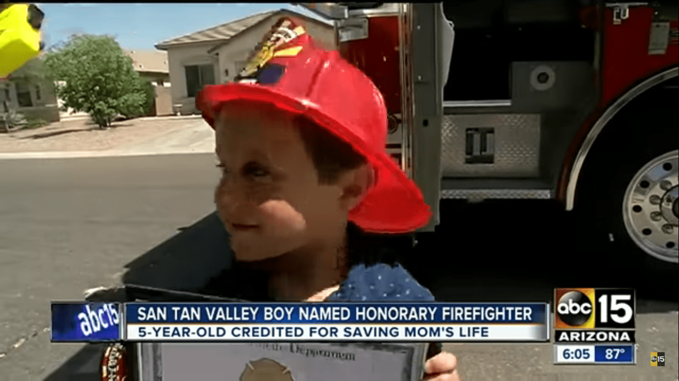 Die Rural Metro Fire Department ehrt Salvatore mit einem Hemd, einem Flicken, einem Helm und einer Ehrenfeuerwehrurkunde. | Quelle: Youtube.com/abc15
