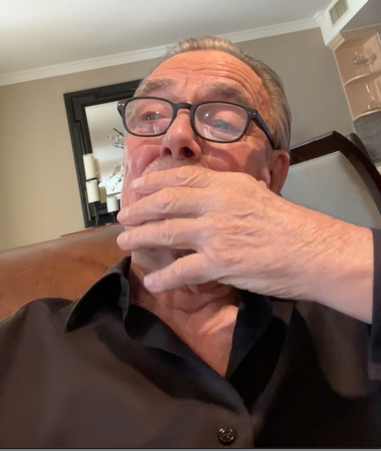 Eric Braeden mit der Hand vor dem Mund während seiner Live-Session auf Facebook | Quelle: Instagram/ericbraedengudegast