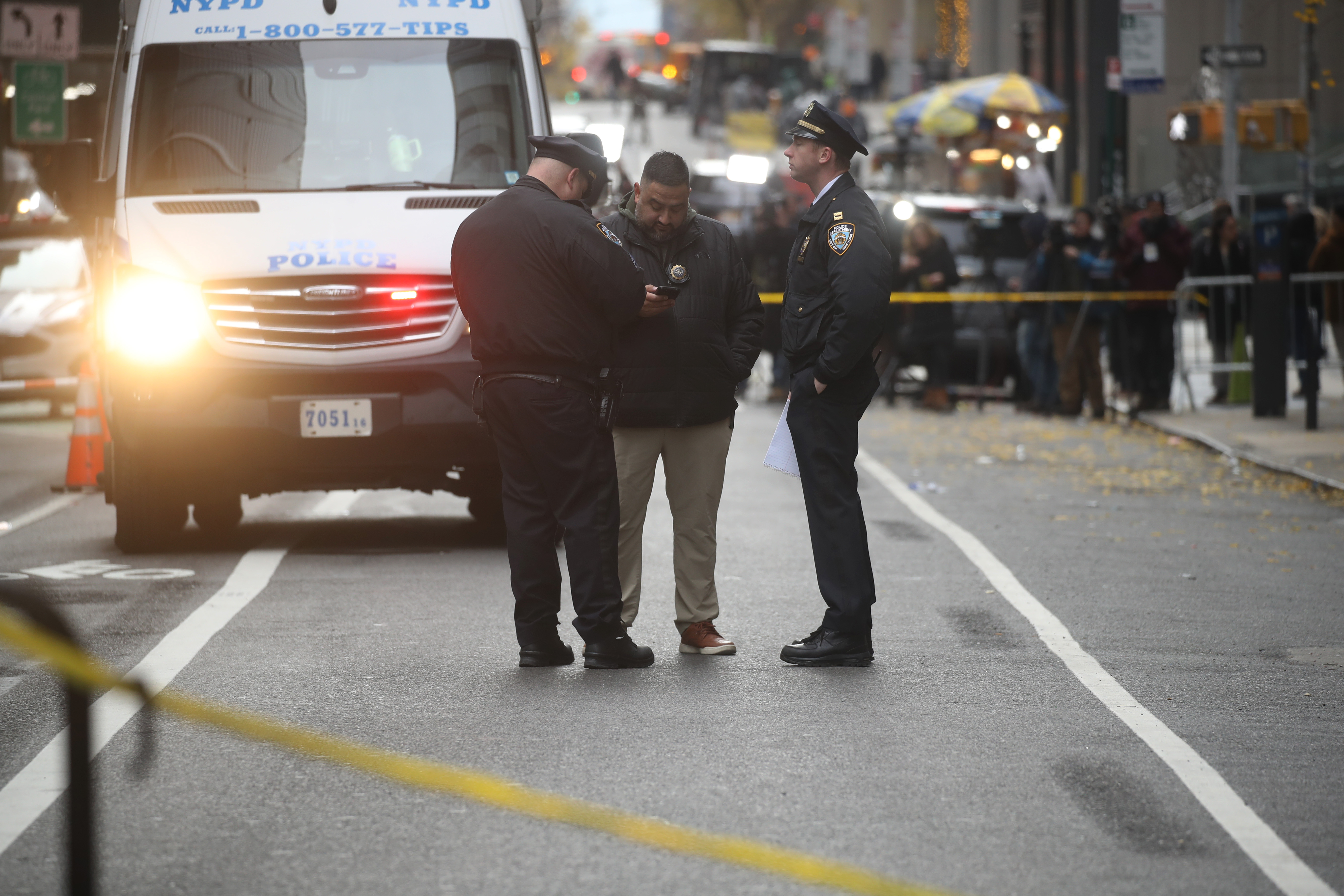 Die Polizei versammelt sich vor dem Hilton Hotel in Midtown Manhattan, wo der CEO von UnitedHealthcare, Brian Thompson, am 4. Dezember 2024 tödlich erschossen wurde | Quelle: Getty Images