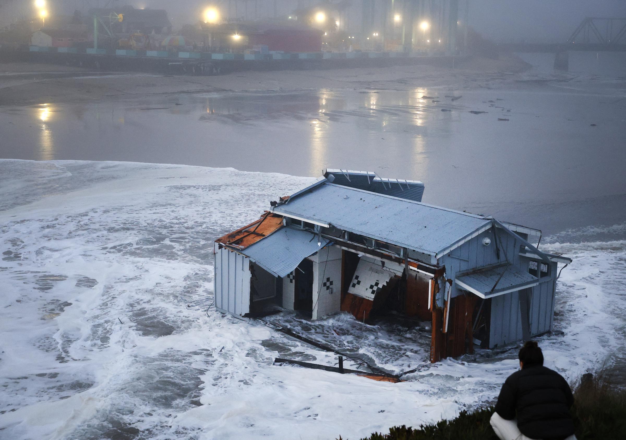 Menschen schauen auf den eingestürzten Pier an der Santa Cruz Wharf in Santa Cruz, Kalifornien, am 23. Dezember 2024 | Quelle: Getty Images