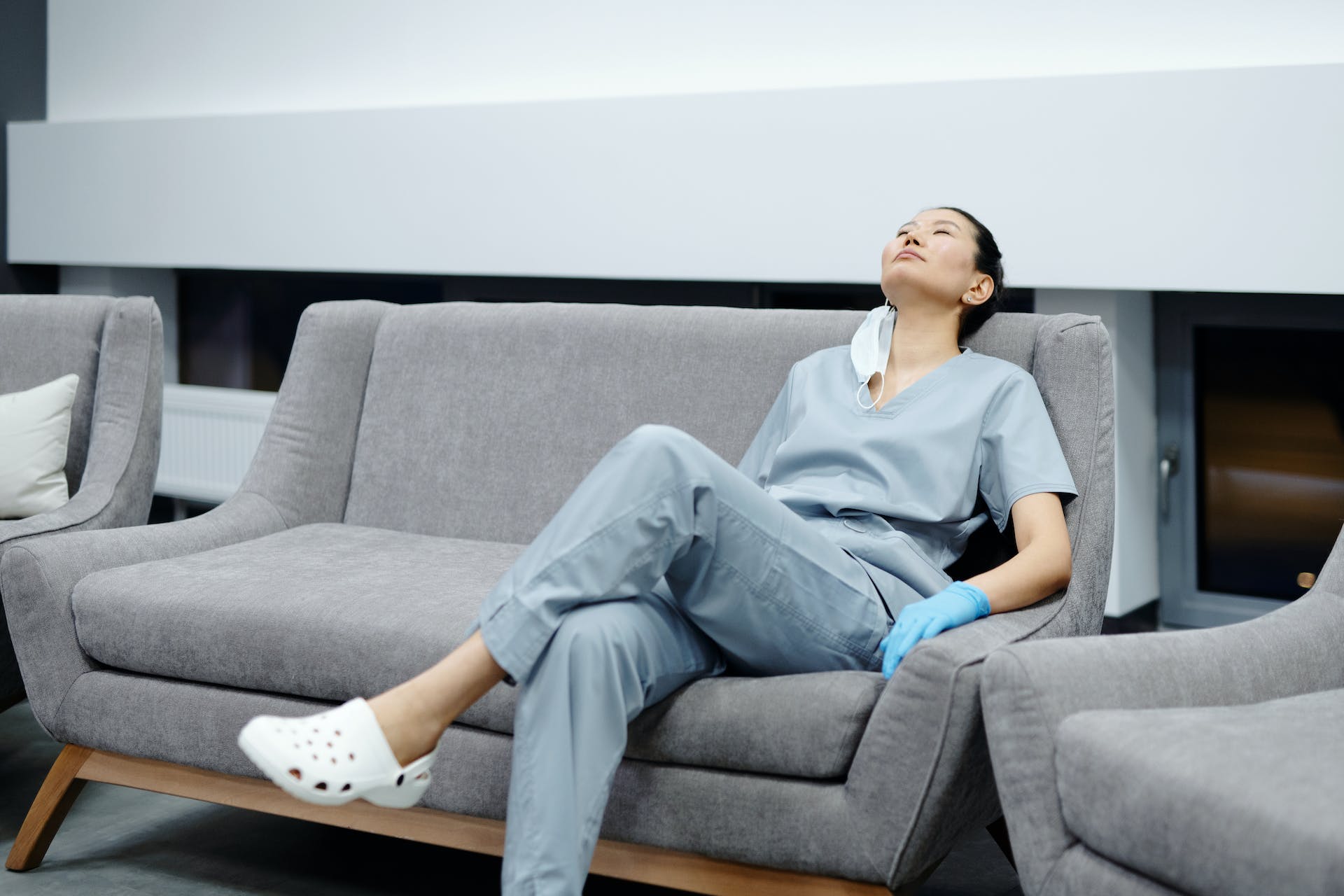 Krankenschwester ruht sich auf einer Couch aus | Quelle: Pexels