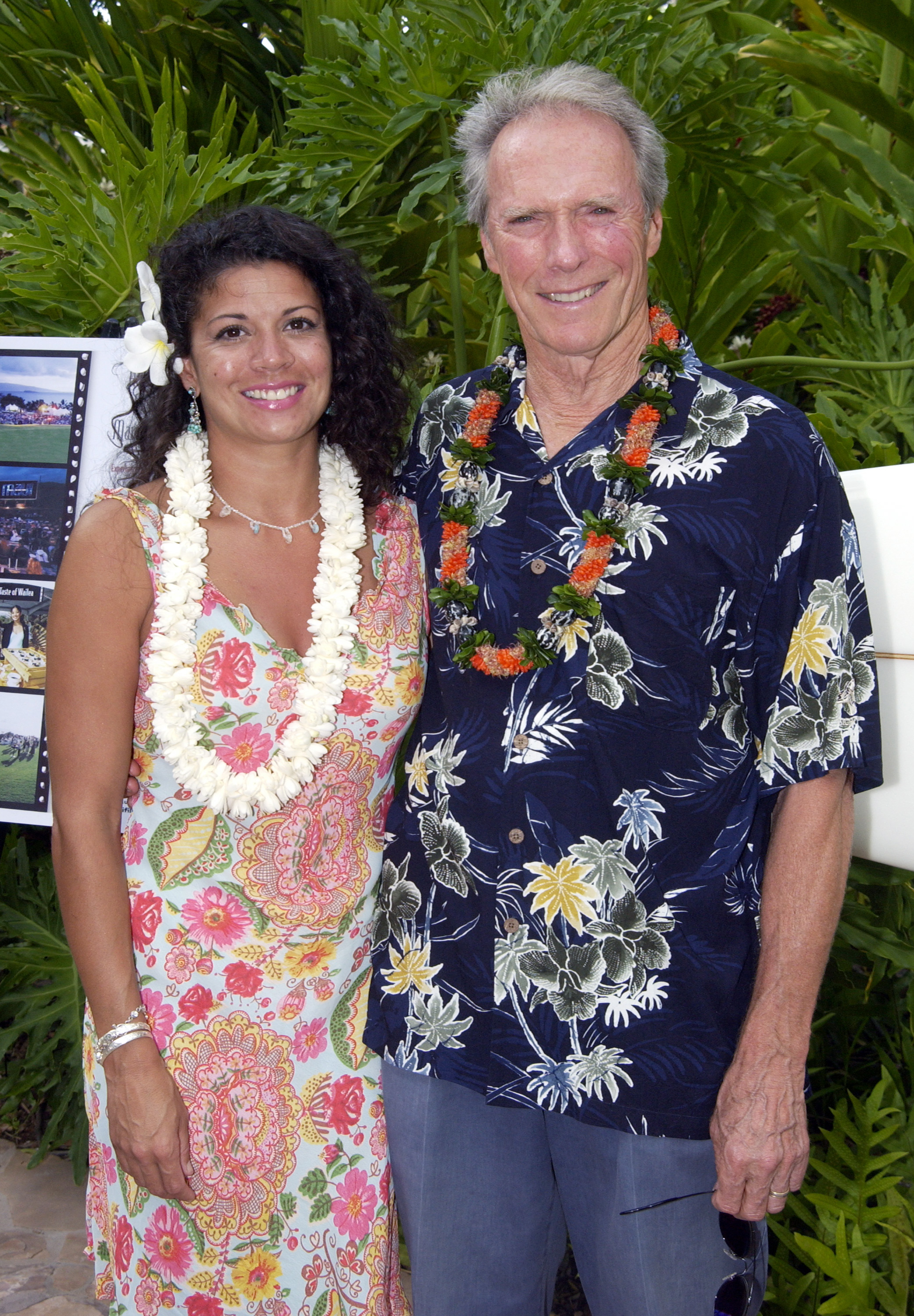 Clint Eastwood und Dina Eastwood während des Maui Film Festivals 2002 am 14. Juni 2002 in Maui, Hawaii. | Quelle: Getty Images