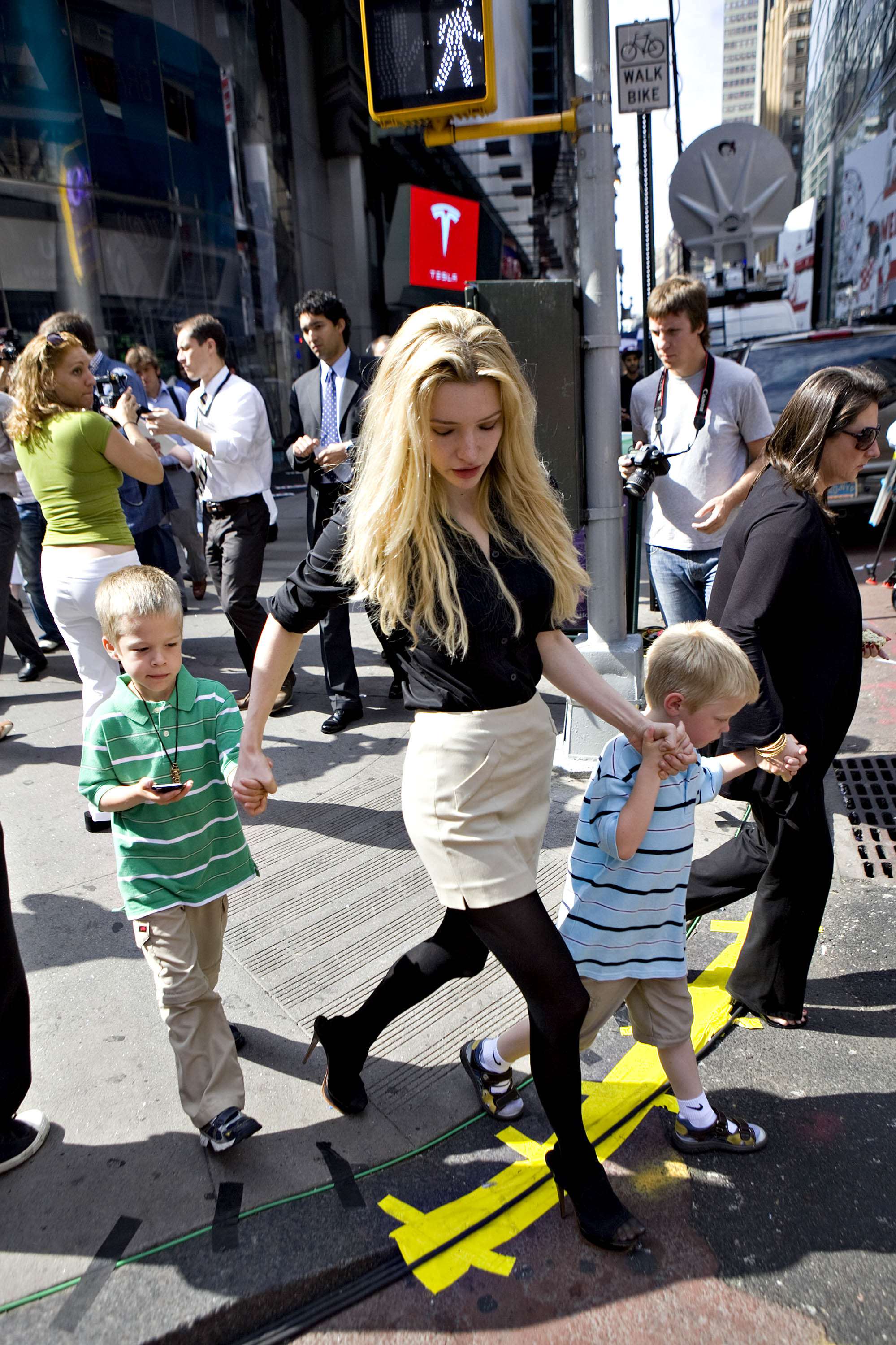 Talulah Riley spaziert mit Elon Musks Zwillingsjungen Griffin, links, und Xavier, vor dem Nasdaq Marketsite in New York am 29. Juni 2010 | Quelle: Getty Images