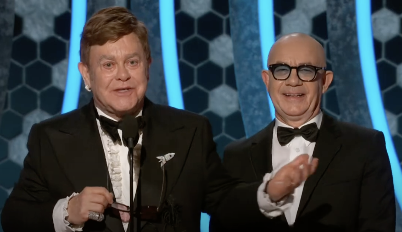 Elton John und Bernie Taupin präsentieren bei den Golden Globe Awards 2020 | Quelle: YouTube/ Elton John HD Collection