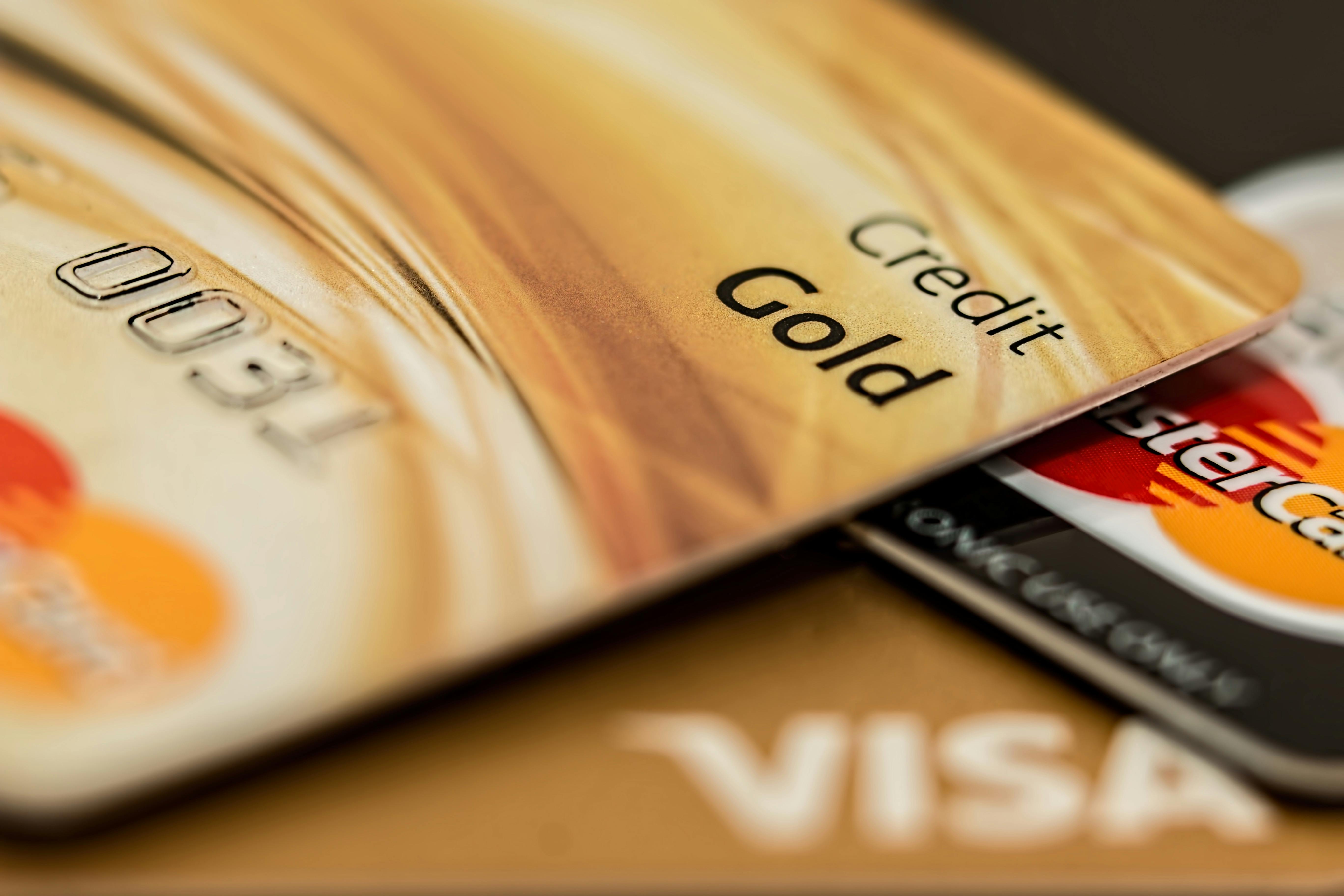 Ein Stapel von Kreditkarten | Quelle: Pexels