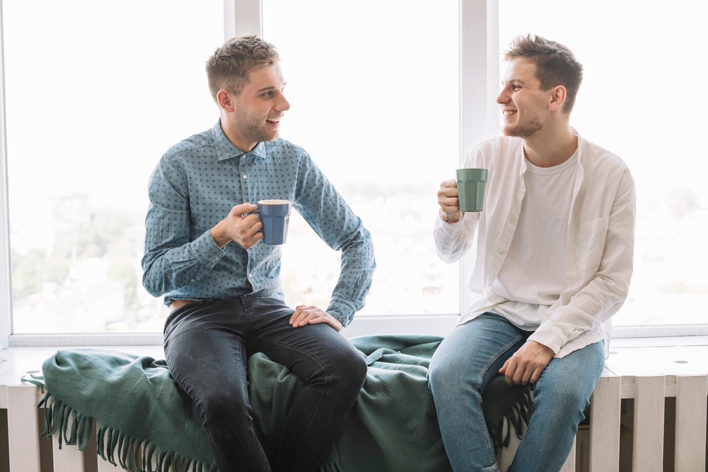 Zwei Männer unterhalten sich bei einem Kaffee | Quelle: Freepik