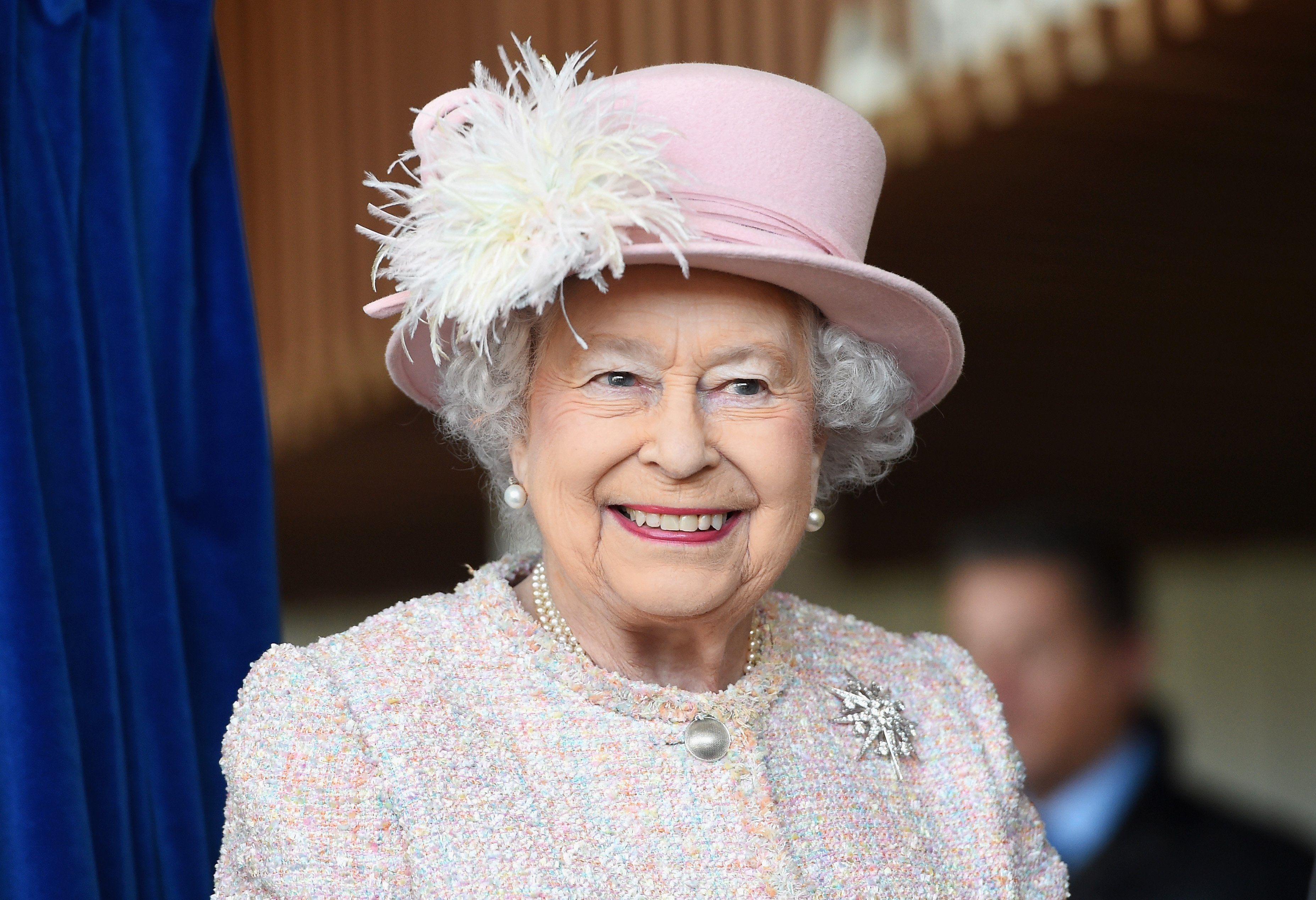 Königin Elizabeth II. im Chichester Theatre bei einem Besuch in West Sussex am 30. November 2017 in Chichester, Vereinigtes Königreich. | Quelle: Getty Images