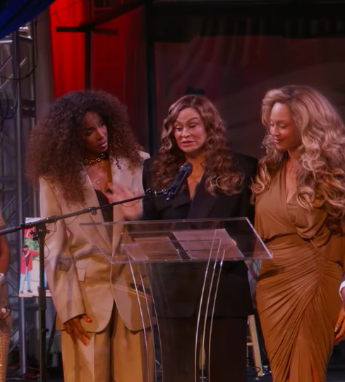 Tina Knowles schrieb der St. John’s United Methodist Church zu, dass sie dazu beigetragen habe, Beyoncé und Kelly Rowland Mitgefühl und Großzügigkeit zu vermitteln. Die Eröffnung war für die Familie ein emotionaler Moment, an dem sich der Kreis schloss. | Quelle: YouTube/Bread of Life Inc.