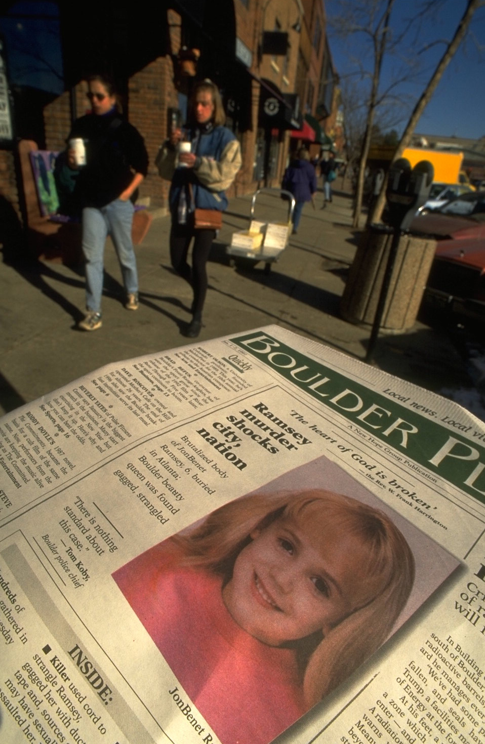 Eine Zeitungsschlagzeile über den Mord, der am 7. Januar 1997 in Boulder, Colorado, begangen wurde. | Quelle: Getty Images