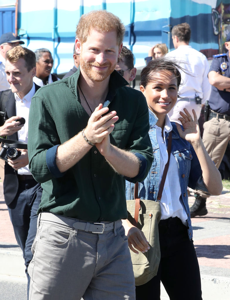 Harrys Gespräch mit Joss Stone fand fast ein Jahr vor der Rückkehr der Familie statt und gab schon früh einen Einblick in die möglichen Gründe für diese Entscheidung. Im Mittelpunkt des Gesprächs standen Schulen, das Gemeinschaftsleben und der Wunsch, Archie und Lilibet die Möglichkeit zu geben, näher bei der Familie aufzuwachsen – Prioritäten, die jetzt besonders wichtig erscheinen. | Quelle: Getty Images