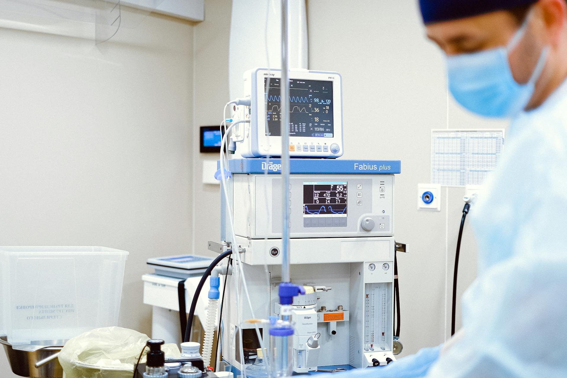 Eine medizinische Fachkraft trägt einen Mundschutz, während sie in einem Operationssaal steht | Quelle: Pexels