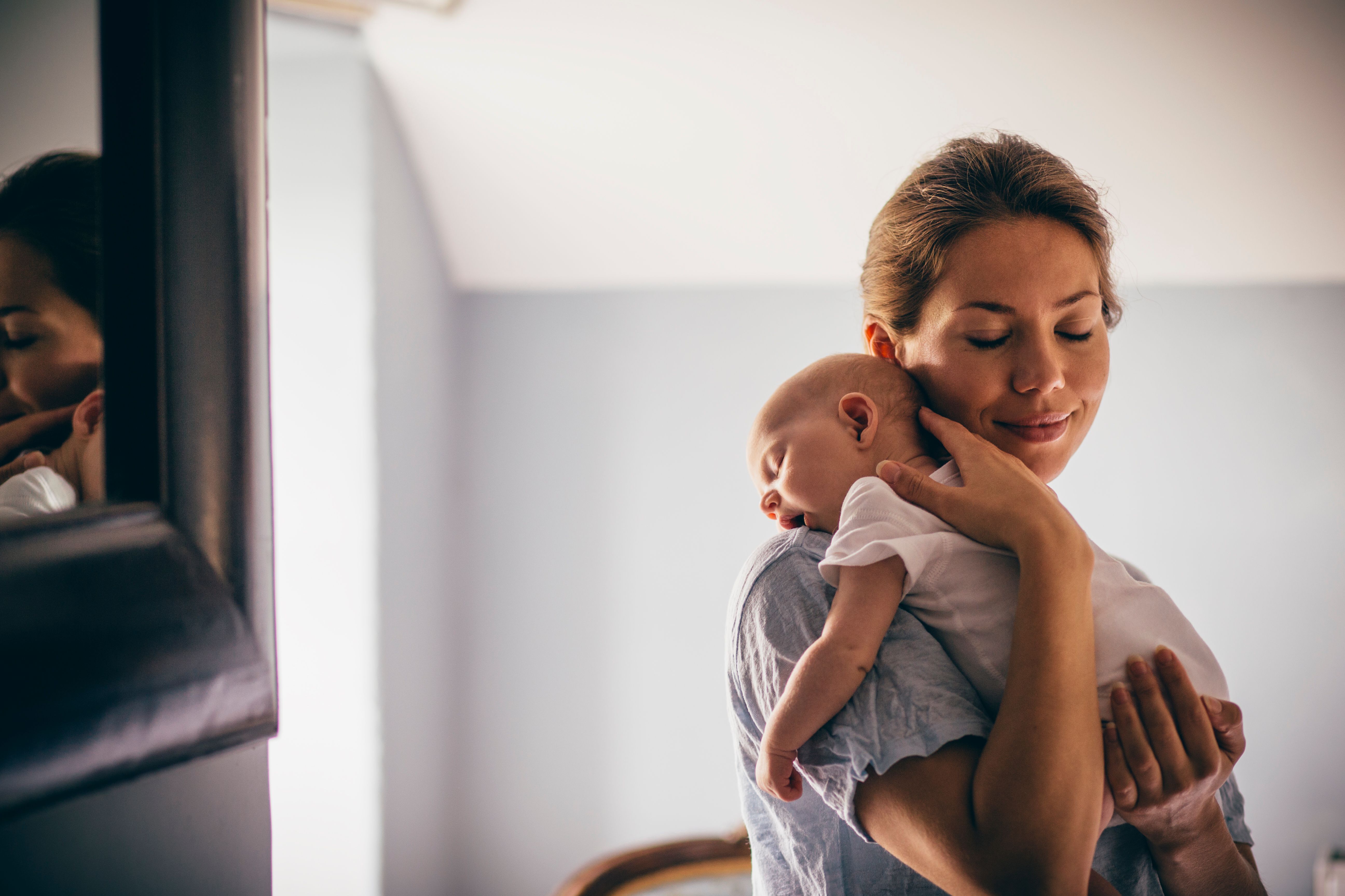 Eine Mutter hält ihr Neugeborenes im Arm | Quelle: Getty Images