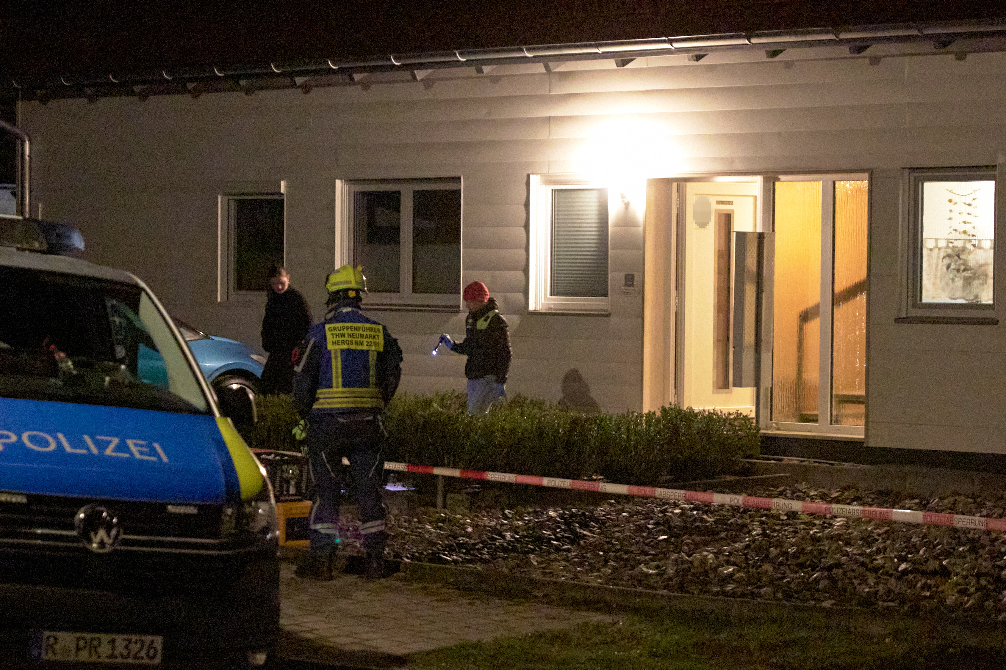 Die Polizei hat den Tatort rund um das Haus des Verdächtigen abgesperrt. | Quelle: Getty Images
