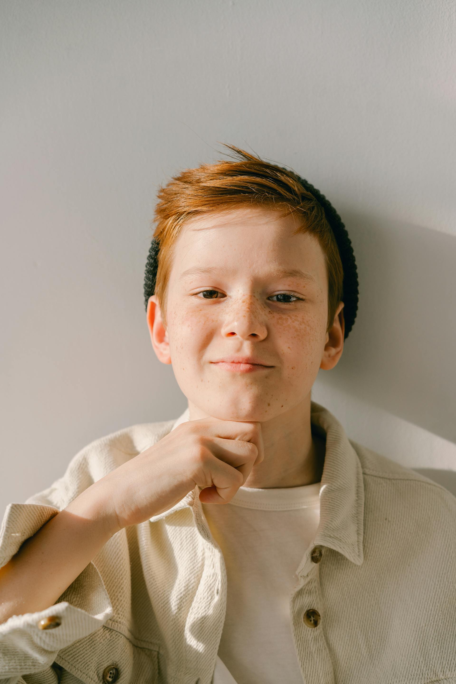 Ein kleiner Junge lächelt | Quelle: Pexels