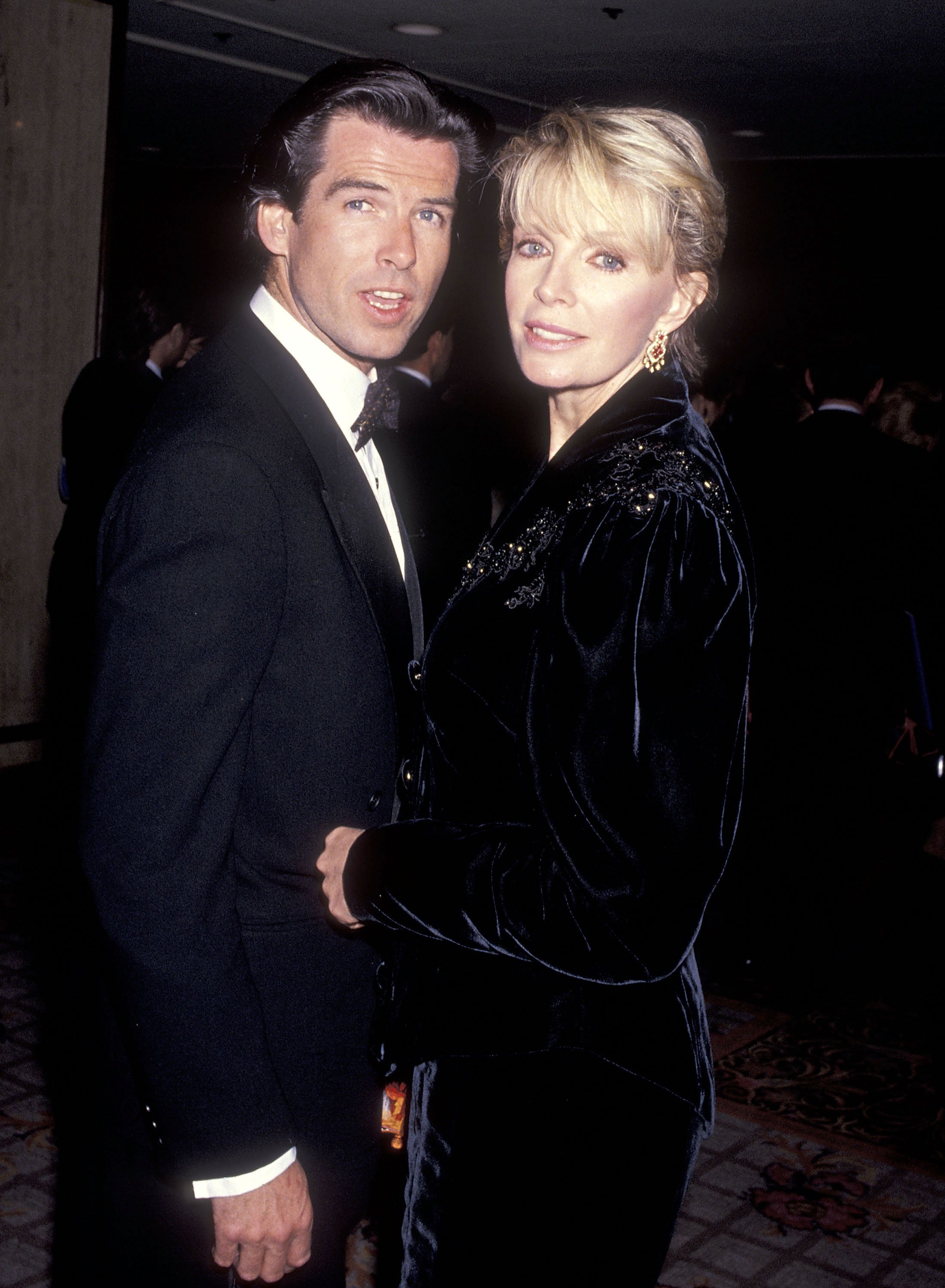 Der Schauspieler Pierce Brosnan und seine Frau Cassandra Harris bei der Veranstaltung „California Fashion Industry Friends of AIDS Project Los Angeles“ am 13. Februar 1991 im Century Plaza Hotel in Century City, Kalifornien. | Quelle: Getty Images