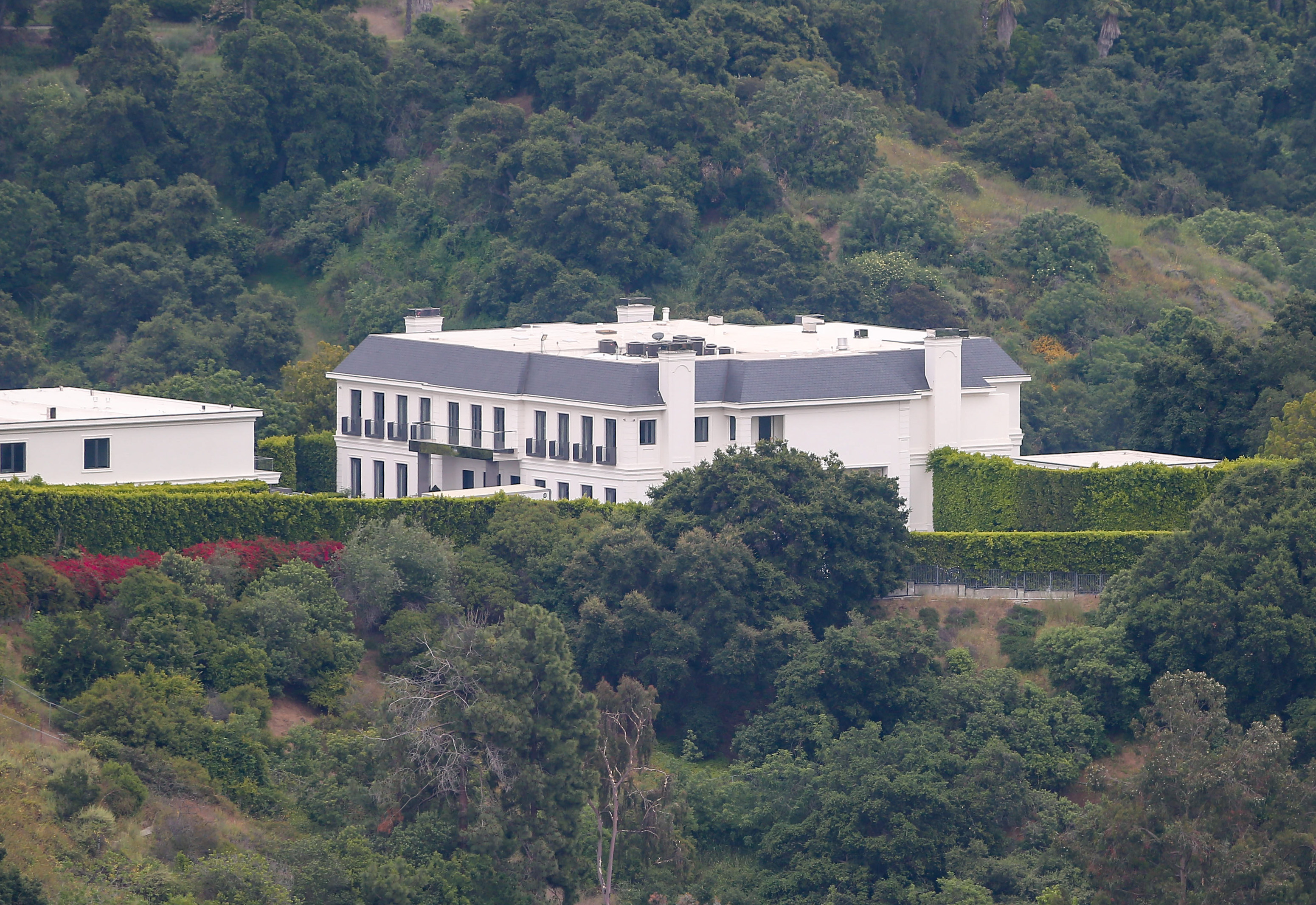 Ein Blick auf das Haus von Ben Affleck und Jennifer Lopez in Beverly Hills, gesehen am 7. Juni 2023 in Los Angeles, Kalifornien. | Quelle: Getty Images