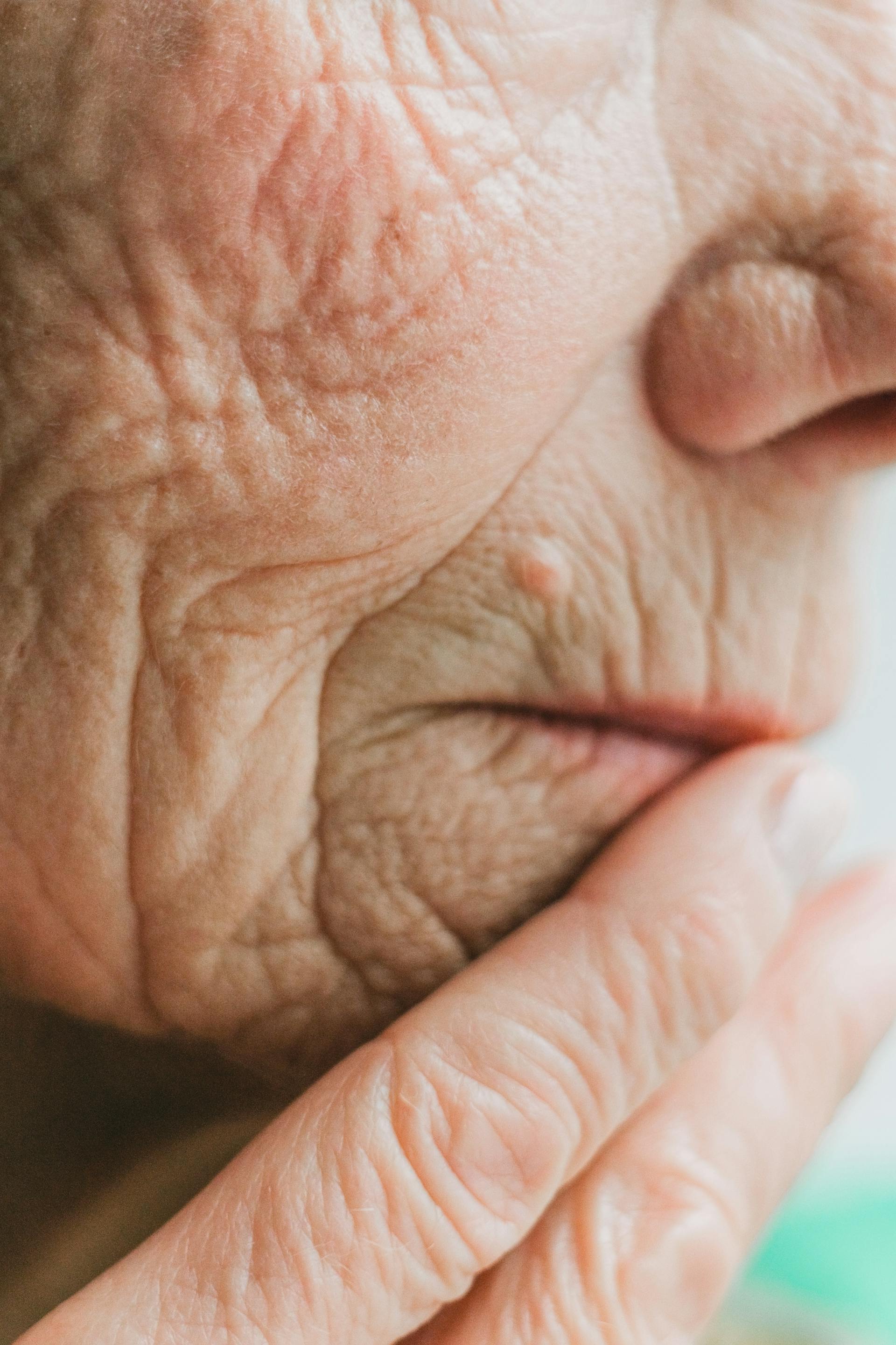 Eine Nahaufnahme des Gesichts einer älteren Dame | Quelle: Pexels