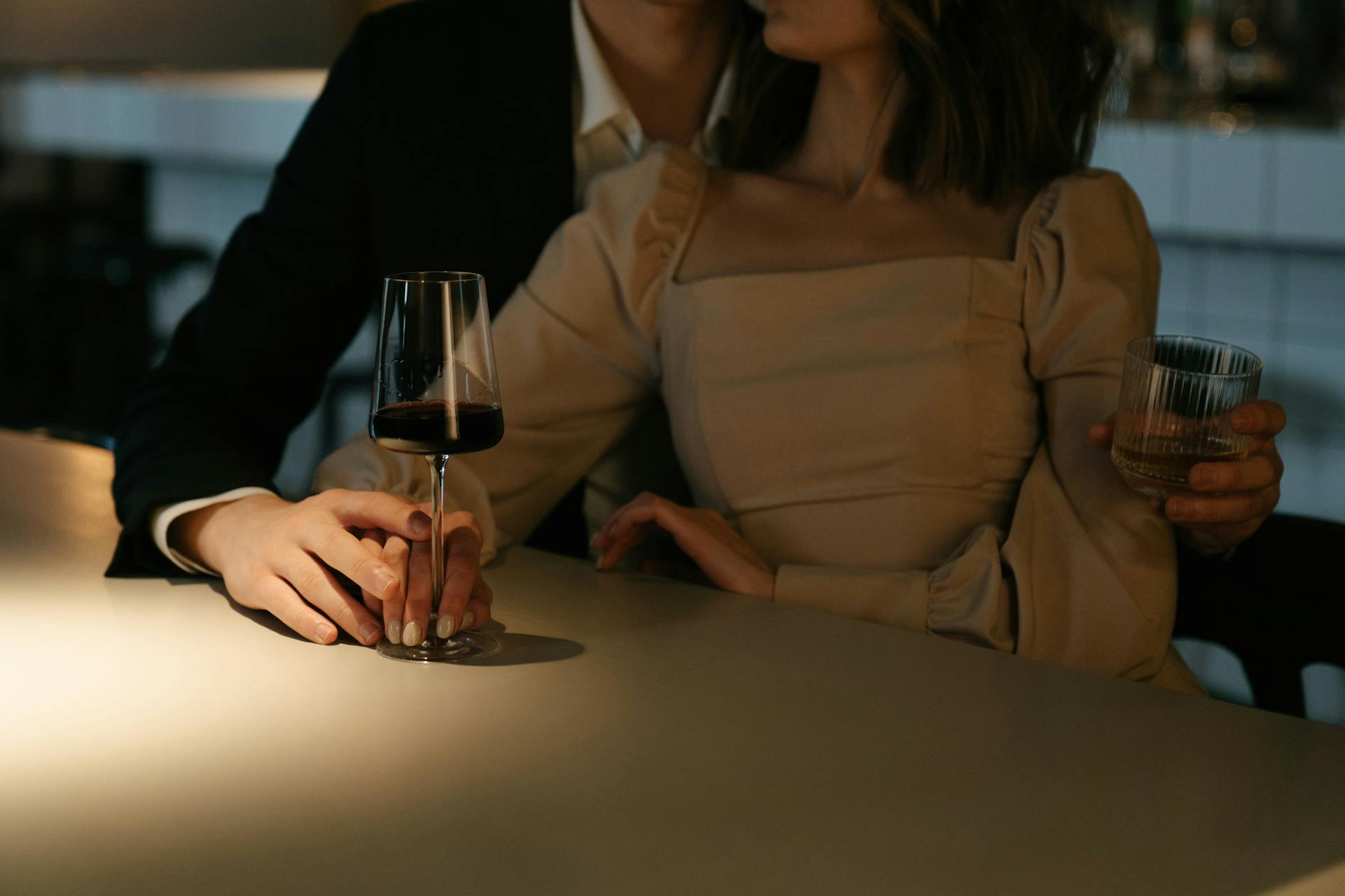 Ein Paar sitzt an einem Tisch | Quelle: Pexels
